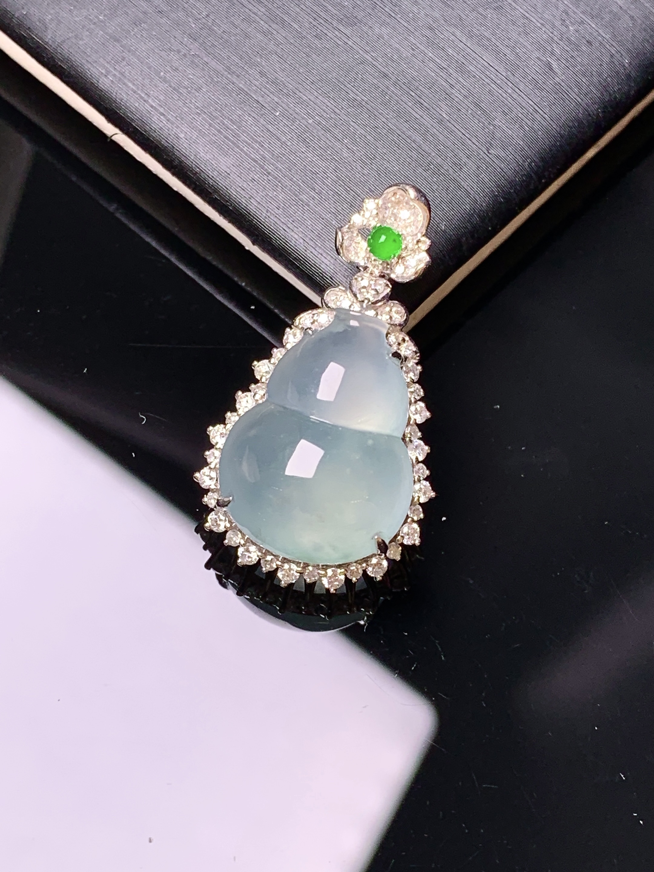 18k金钻镶嵌冰种葫芦吊坠 玉质细腻 色泽艳丽清新 水润亮眼 整体尺寸27*15*9.3c1