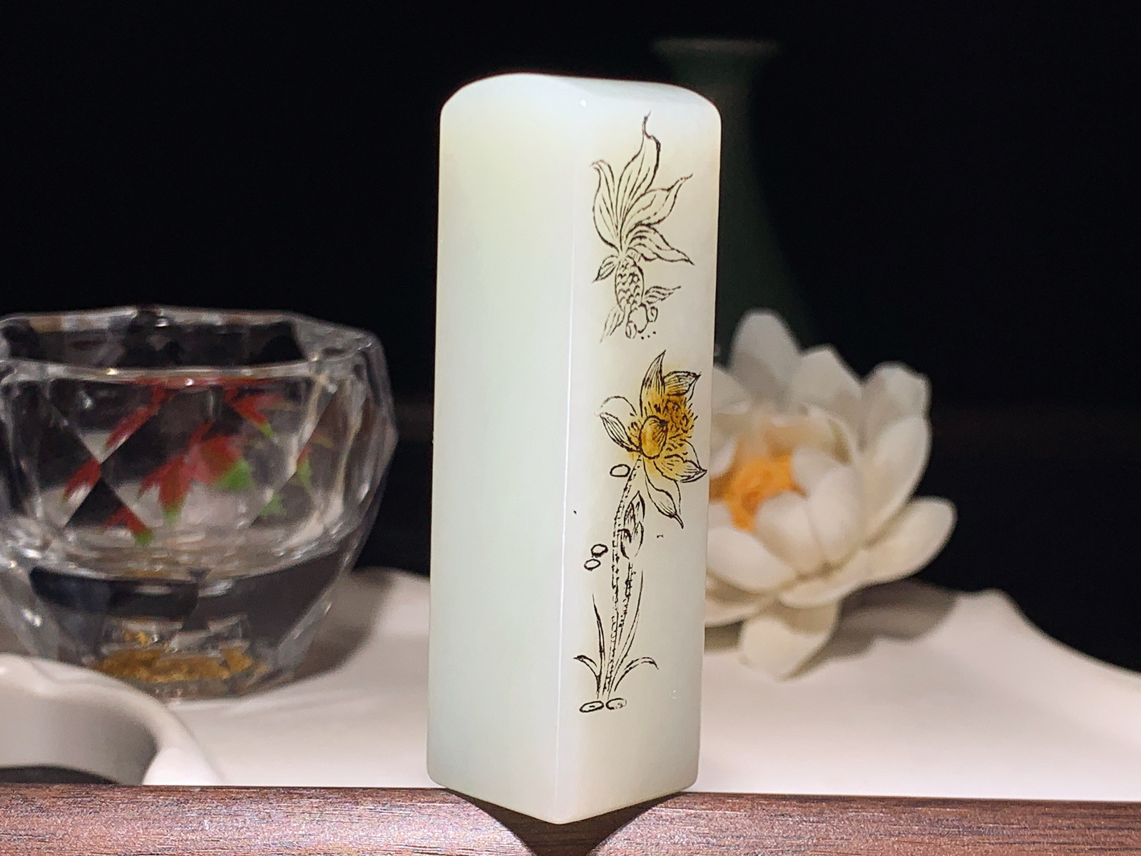 新疆和田玉连年有余金玉满堂印章 尺寸66/19/重70.5克。玉质细腻油润。手推出油。品相大气lt2