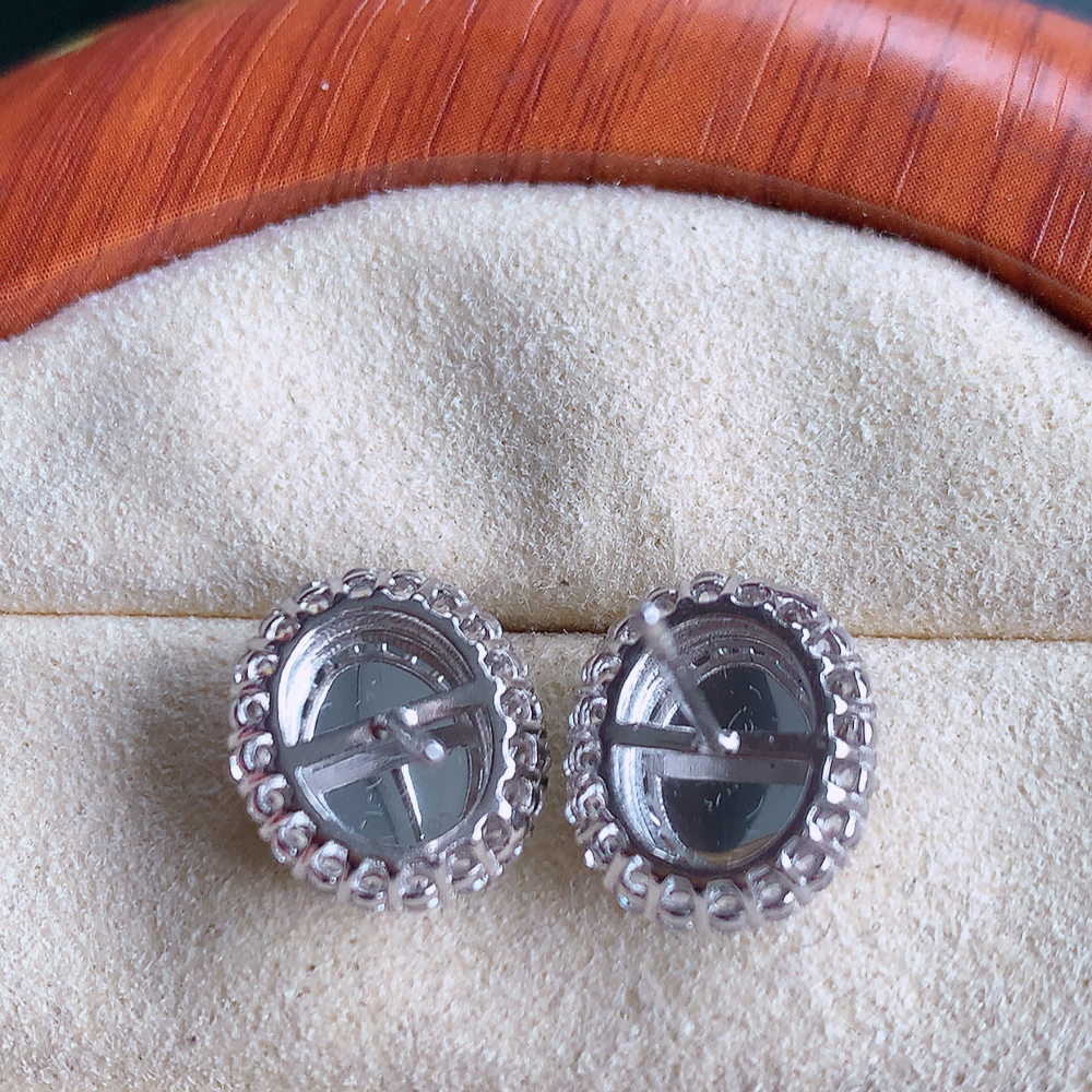 冰满绿翡翠925银镶嵌耳钉，自然光实拍，翠色灵动，颜色漂亮，种老水足，品相佳，佩戴佳品！W815.21  取一整体尺寸：12.6-11-5mm  裸石尺寸：10-8mm