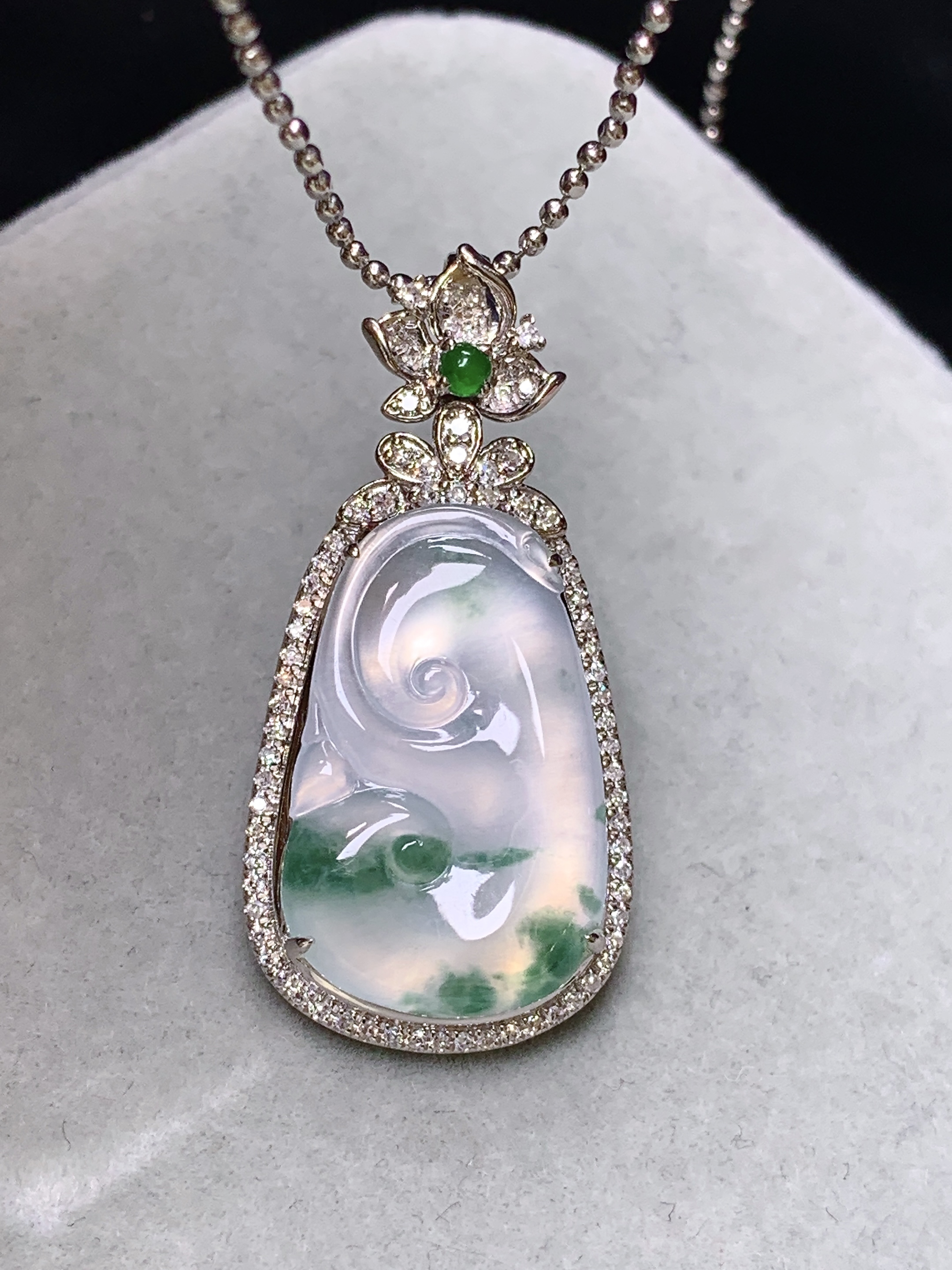 18k金钻镶嵌冰种飘绿如意吊坠 玉质细腻 色泽艳丽清新 水润亮眼 整体尺寸33*16*6.3f3