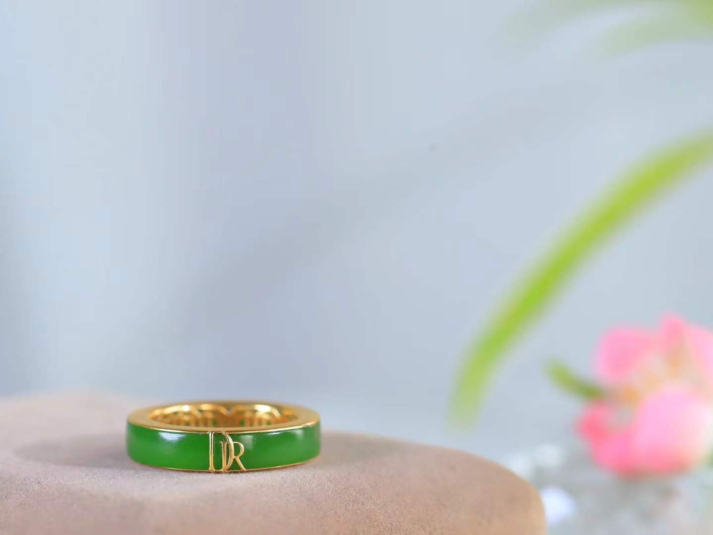 【金镶玉.戒指】

精品和田玉碧玉18k金镶嵌戒指 玉质细腻温润 油性十足 ，不论时光如何流转变化，这枚戒指始终闪耀着最初的光芒。精工镶嵌18K金 （保真金 可检测贵金属18K金） 重6.4克 尺寸19.8-5.7-3.3mm 78362255A