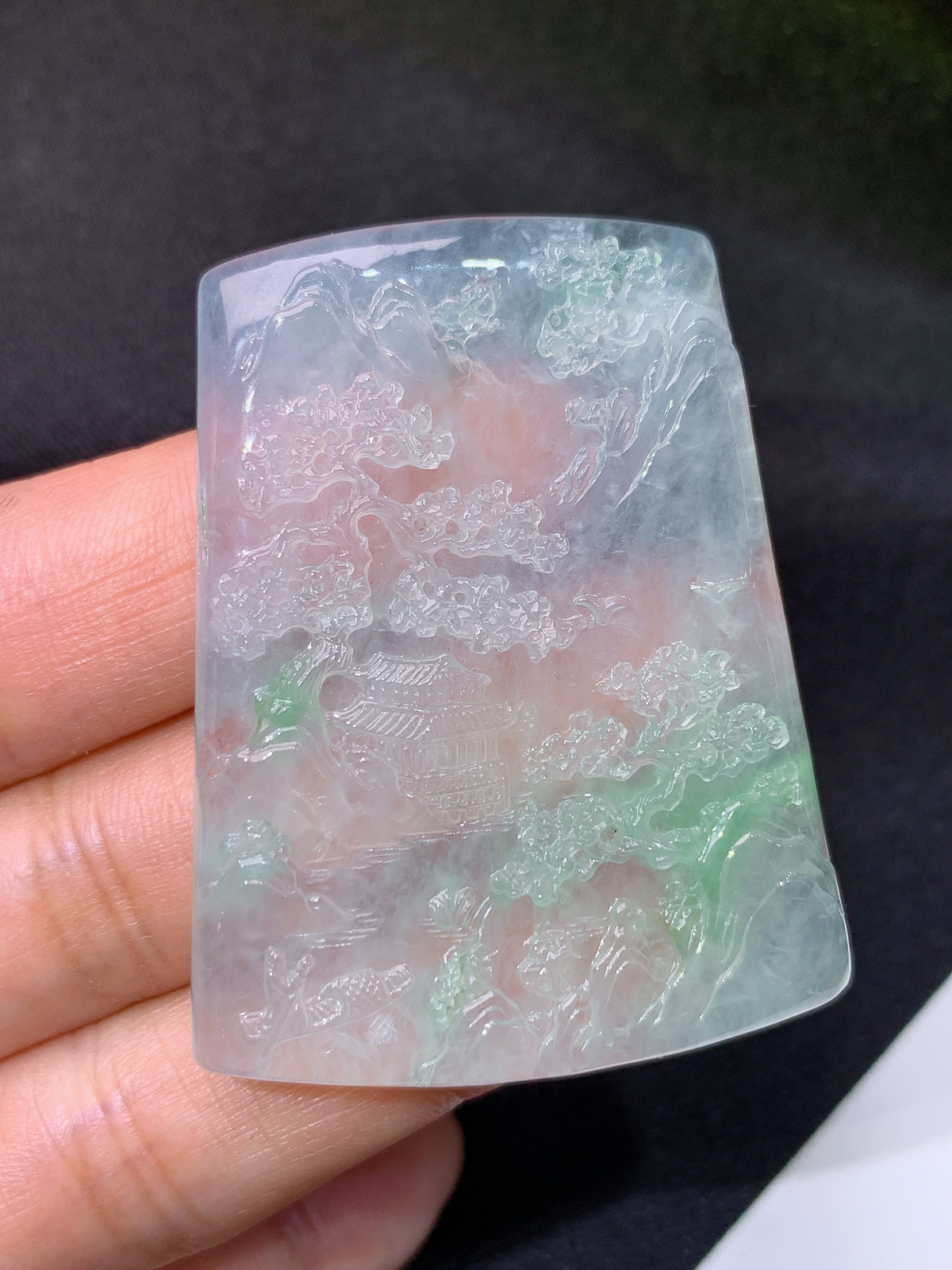 飘绿山水牌吊坠，厚装种老，冰润细腻，种水足，cy尺寸49.2*38.3*5.9