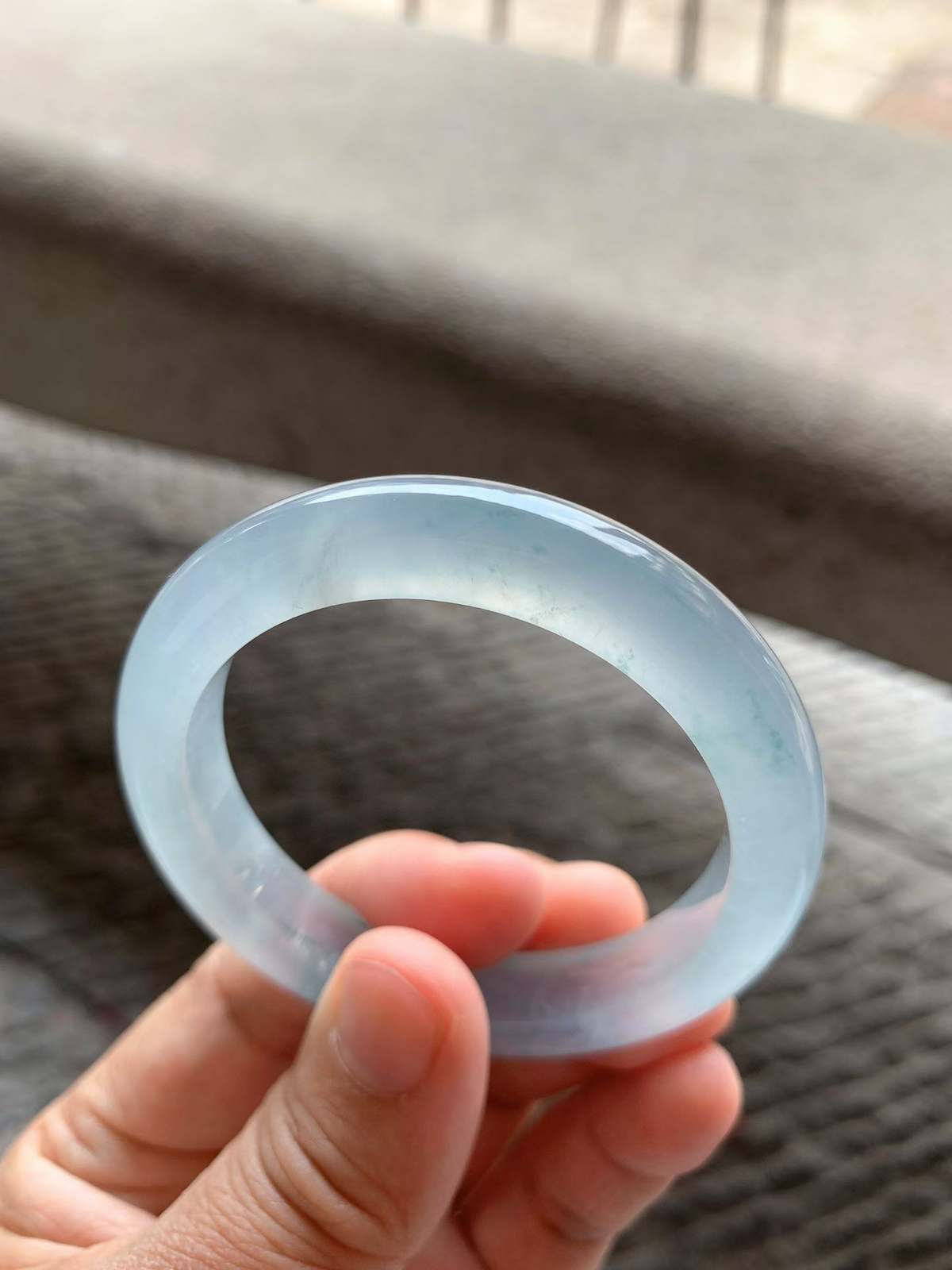 高冰淡蓝底飘花正圈手镯尺寸50*11*8.5  老坑种水，通透无比，清澈水灵，起光起胶，花色灵气清新，色调清透柔和，上手清冷高贵！