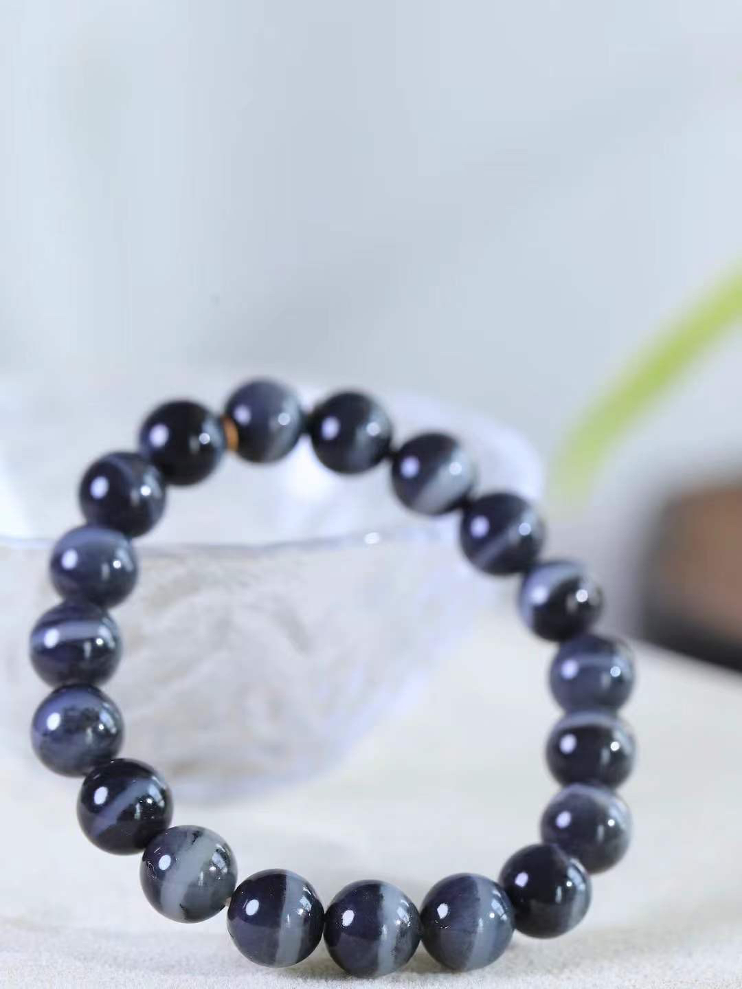 【籽.珠圆玉润.手串】

新疆和田青花籽料珠圆玉润手串 玉质温润细腻  整串打磨圆润，佩戴舒适。珠珠落玉盘，间关莺语花底滑，一生美好时光，无论身在何处，都有它相伴相守。事事顺遂，幸福美满，吉祥如意。重29.5克 尺寸取一10mm  FDA-45312233