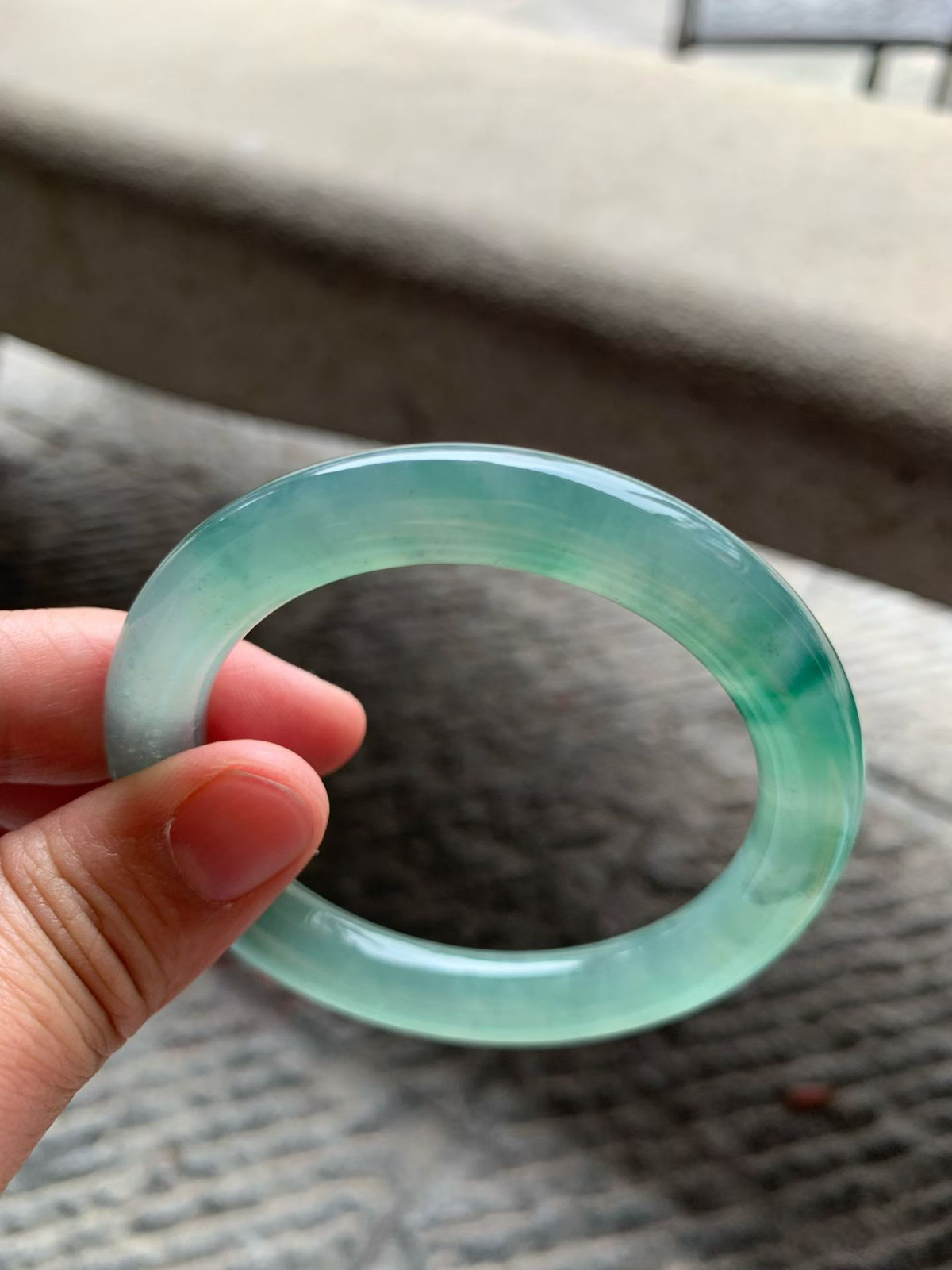 冰飘花圆条手镯，尺寸55*10*10老种通透，水头充盈，胶感十足，色泽低调，静谧深邃！