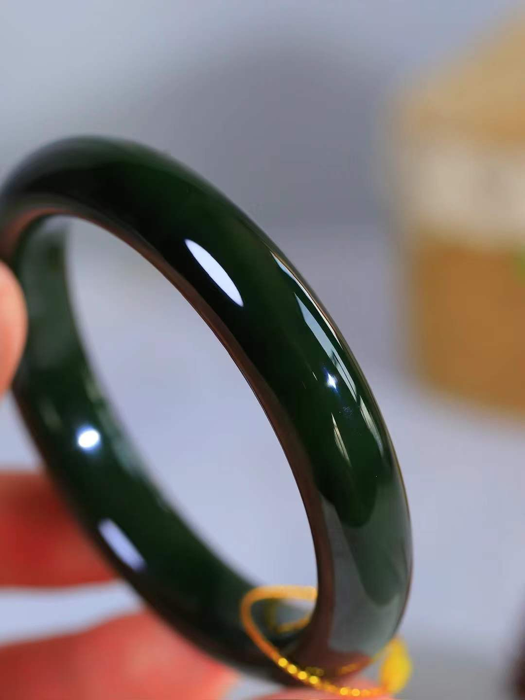 （碧色荡漾.手镯）

精品和田玉碧玉手镯，灼灼其华想像靓妆淡伫 ，腕间绿意跳脱冰壶莹，坐间静对，姑射仙姿潇洒处，艳冶最奇料子油润滋腻镯型饱满，手感上佳。重56克   内径57mm尺寸12.3-8.7mm  24372213T