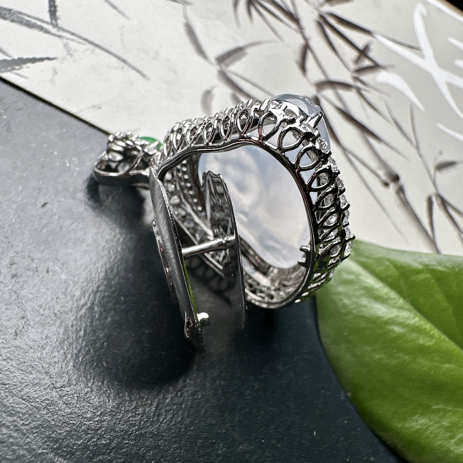 【冰种佛公吊坠】种水上乘，晶莹剔透，纯净通透，莹光感很强，18k金钻镶嵌，裸石尺寸18.3*28.6*6毫米