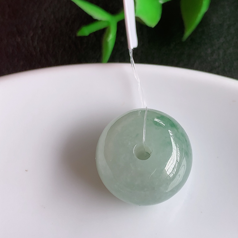 冰润飘花路路通翡翠吊坠  款式新颖时尚，日常百搭的款。满满的份量感  清秀高雅，上身效果优雅迷人！性价比超值  W49.21  尺寸：16.2-12.5mm