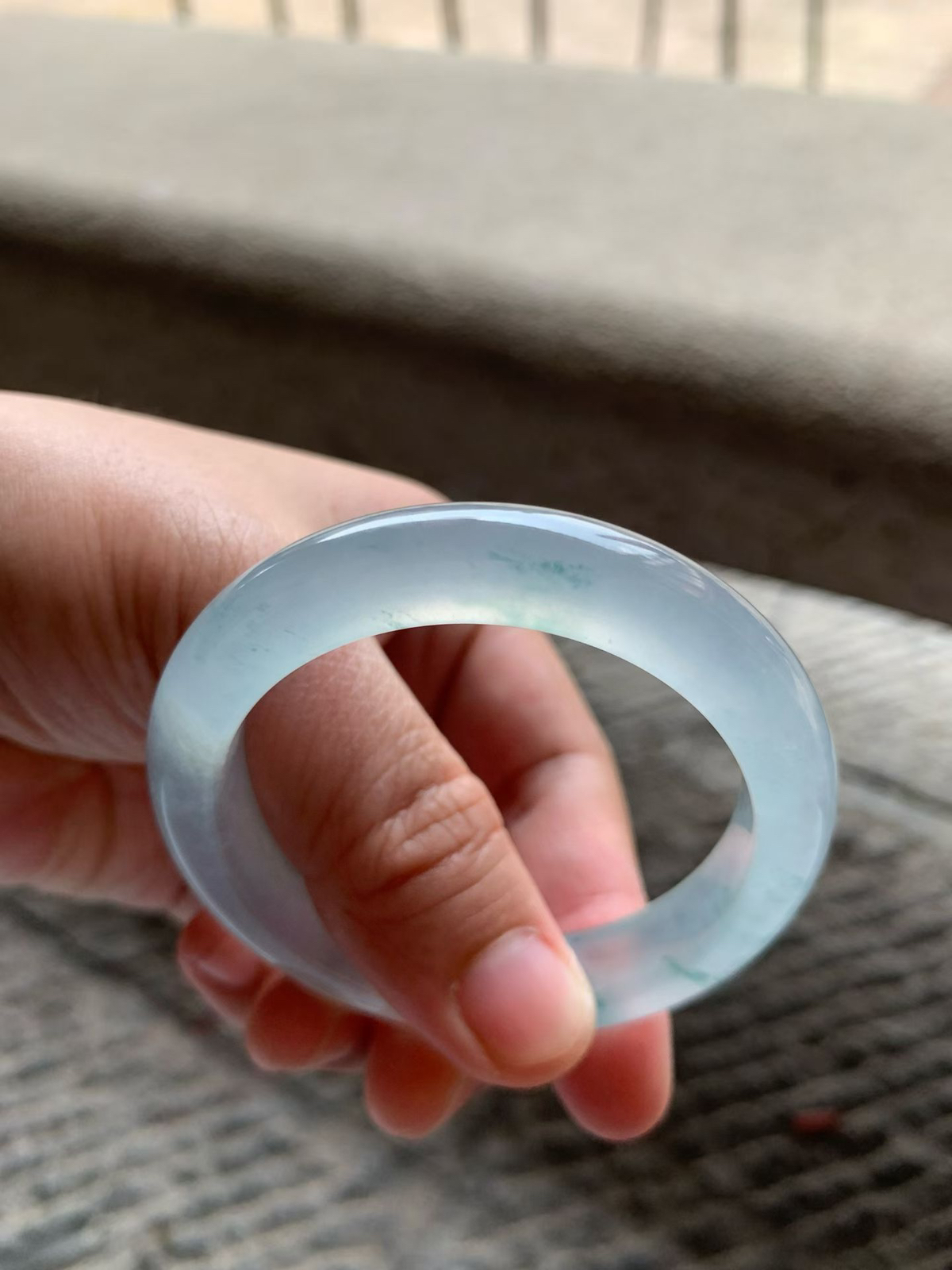 高冰淡蓝底飘花正圈手镯尺寸50*11*8.5  老坑种水，通透无比，清澈水灵，起光起胶，花色灵气清新，色调清透柔和，上手清冷高贵！