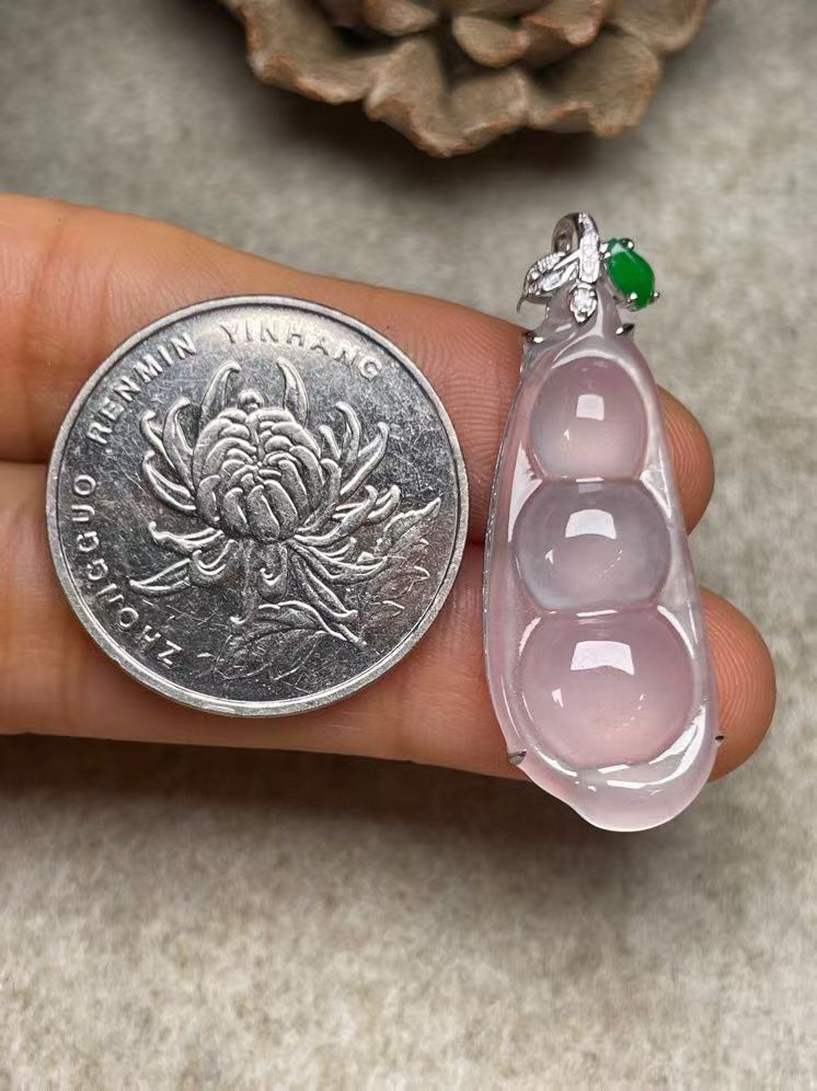 冰种福豆吊坠、真金真钻镶嵌，种水好，玉质细腻 .裸石尺寸 32.6*13.3‘