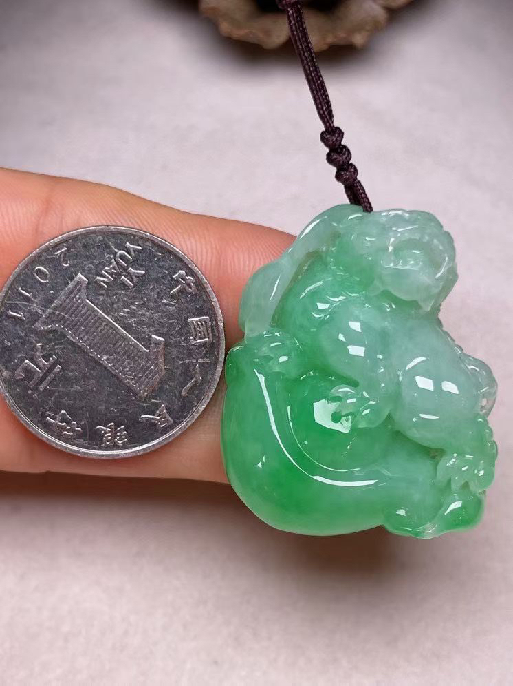 冰糯种阳绿【招财貔貅】吊坠、种水好，玉质细腻 ，卖相好.