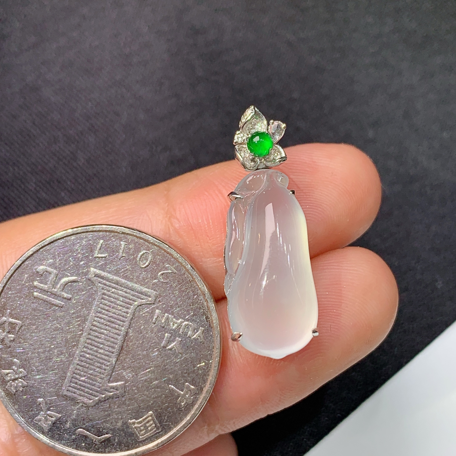 冰种福瓜吊坠，18k金镶嵌，冰润饱满，玉质水润细腻，种水足，Xg整体尺寸25.2*8.8*8