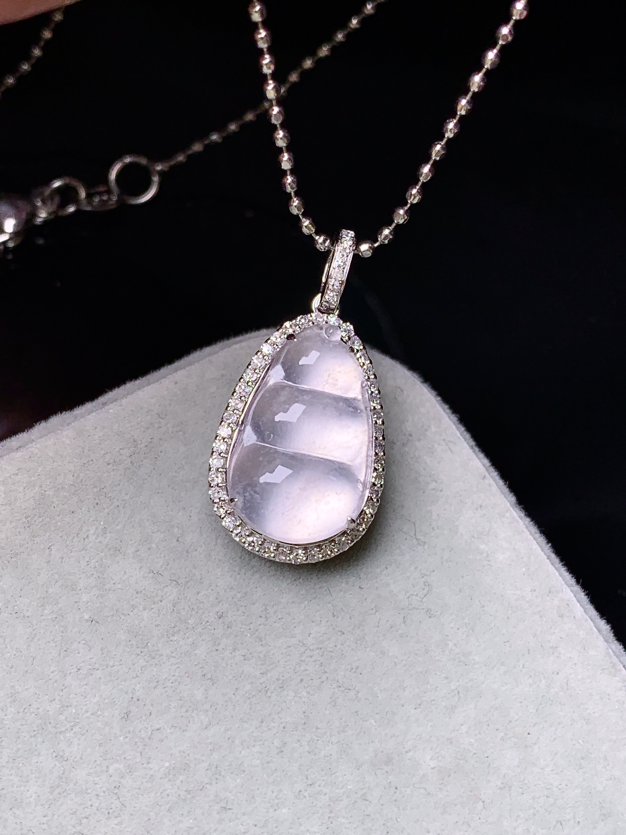 18k金钻镶嵌冰种四季豆吊坠 玉质细腻 色泽艳丽清新 水润亮眼 整体尺寸23*11.8*7.5f2