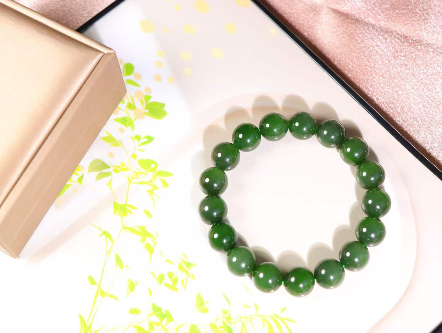 【珠圆玉润】

 信誉第一 品质保证️精品和田玉碧玉圆珠手串，精选上等和田玉碧玉老料，玉质细腻温润 油性十足，每一颗珠子都散发着温润光泽，宛如岁月沉淀的优雅。佩戴它，感受时光的静谧与从容，彰显不凡品味。

重44.8克  尺寸取一11.7mm  O18822208113