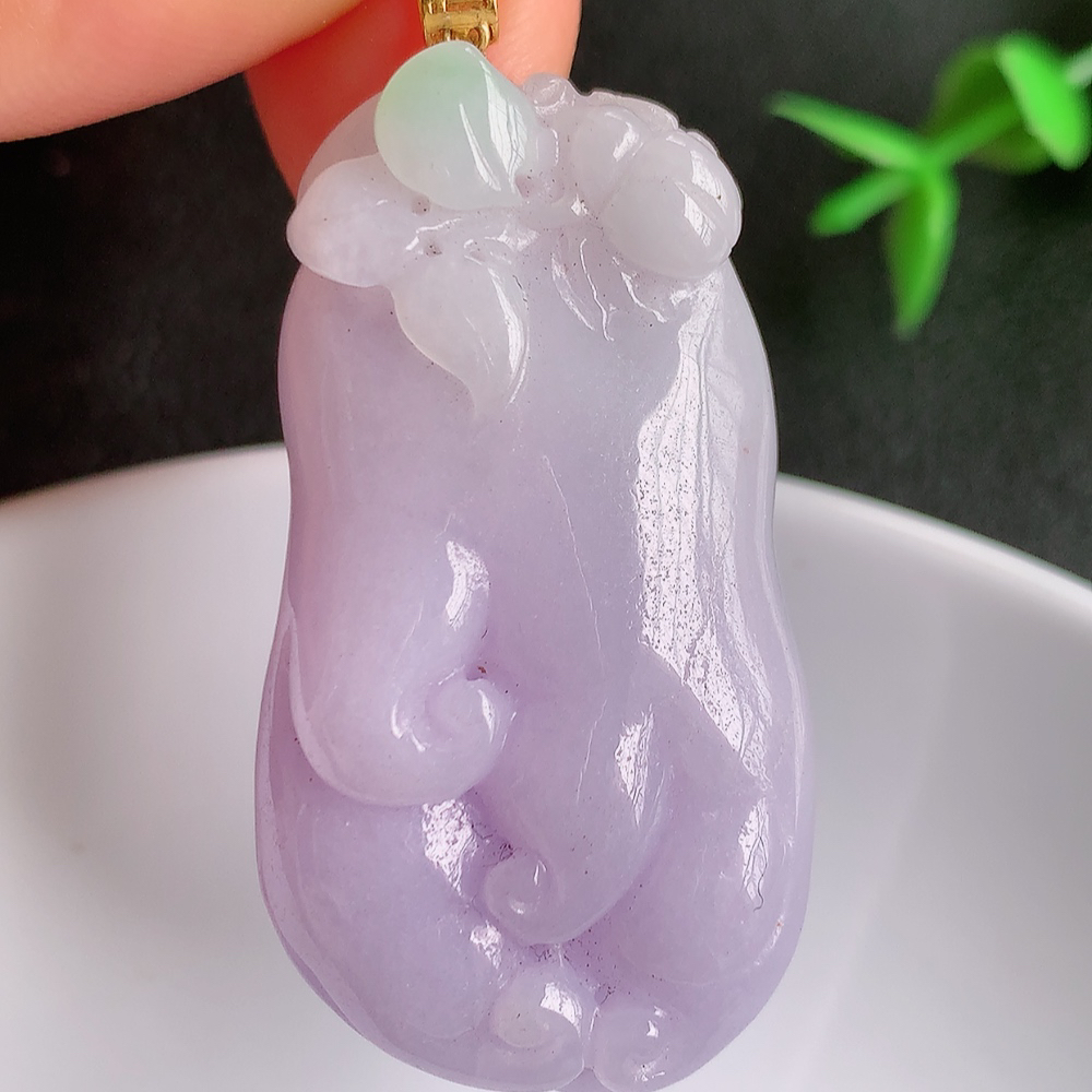 18k金扣自然光实拍，老坑紫罗兰人参如意吊坠，玉质细腻起胶，立体雕工精湛，色泽鲜艳，种老水足，饱满厚