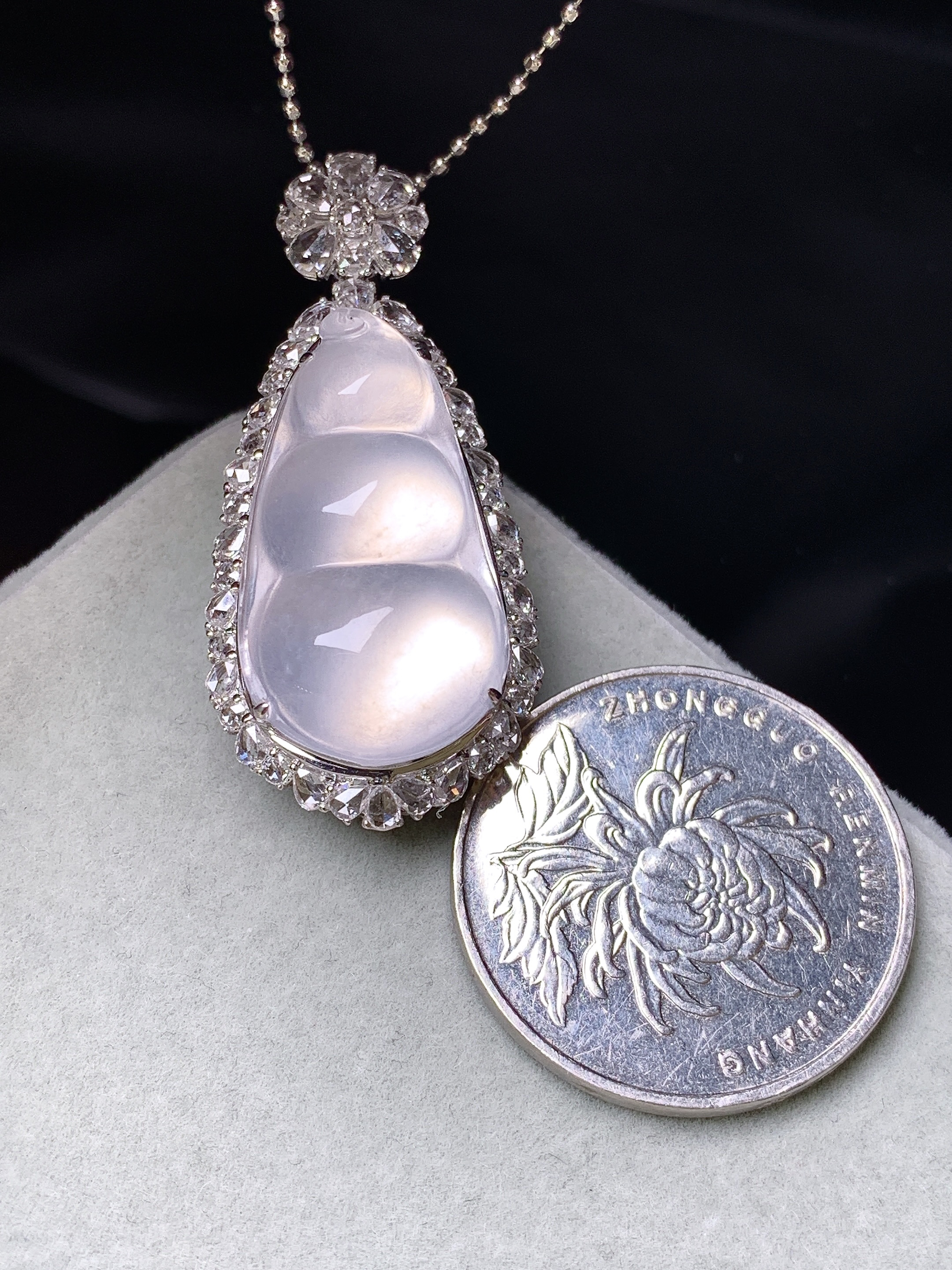 18k金钻镶嵌冰种四季豆吊坠 玉质细腻 色泽艳丽清新 水润亮眼 整体尺寸39.3*18*13f2