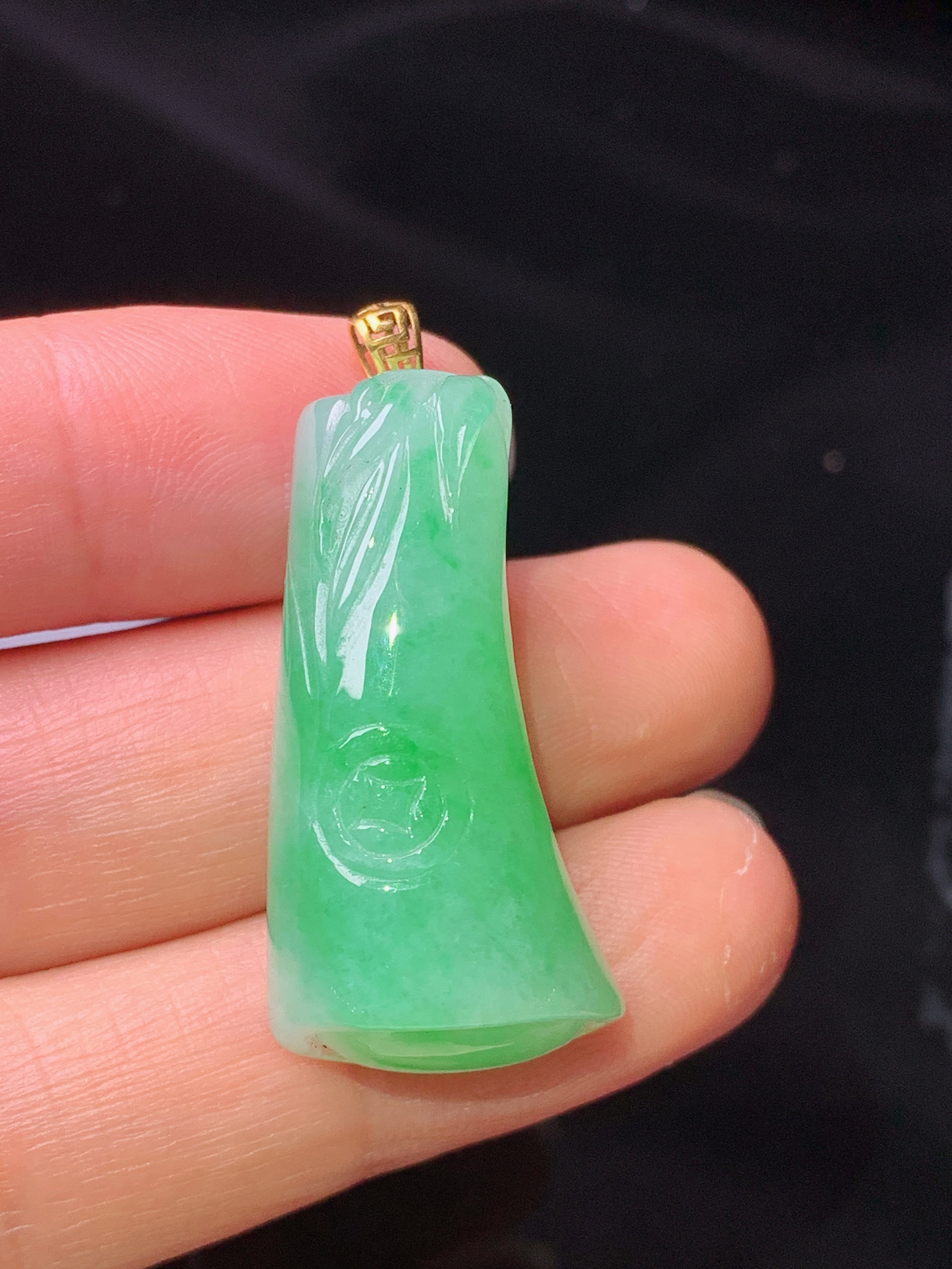 18k金镶嵌翠绿竹节吊坠 玉质细腻 色泽艳丽清新 水润亮眼 整体尺寸31.5*16*10.8m1