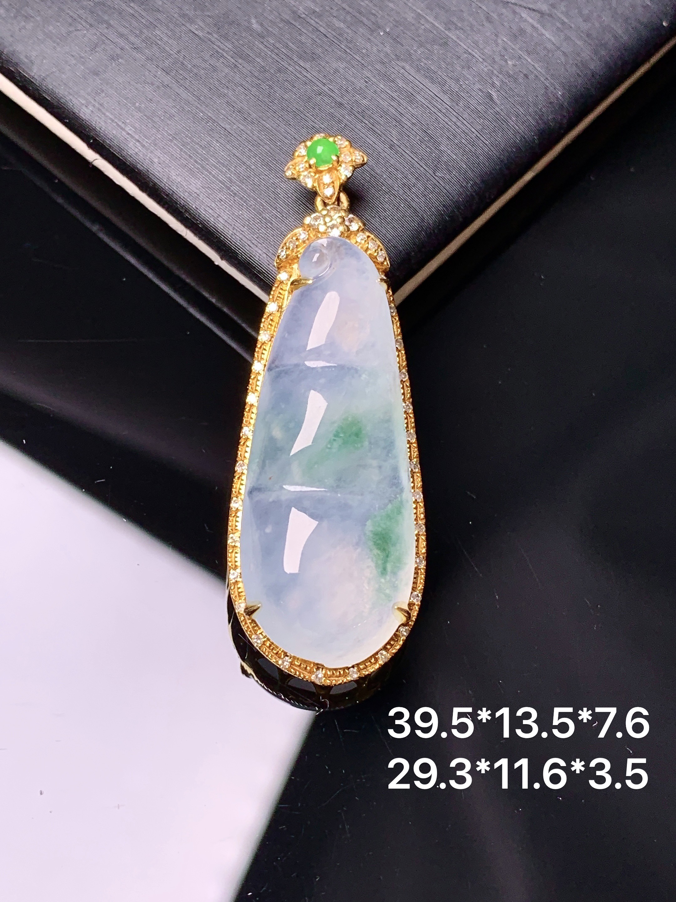 18k金钻镶嵌冰种四季豆吊坠 玉质细腻 色泽艳丽清新 水润亮眼 整体尺寸39.5*13.5*7.6yz