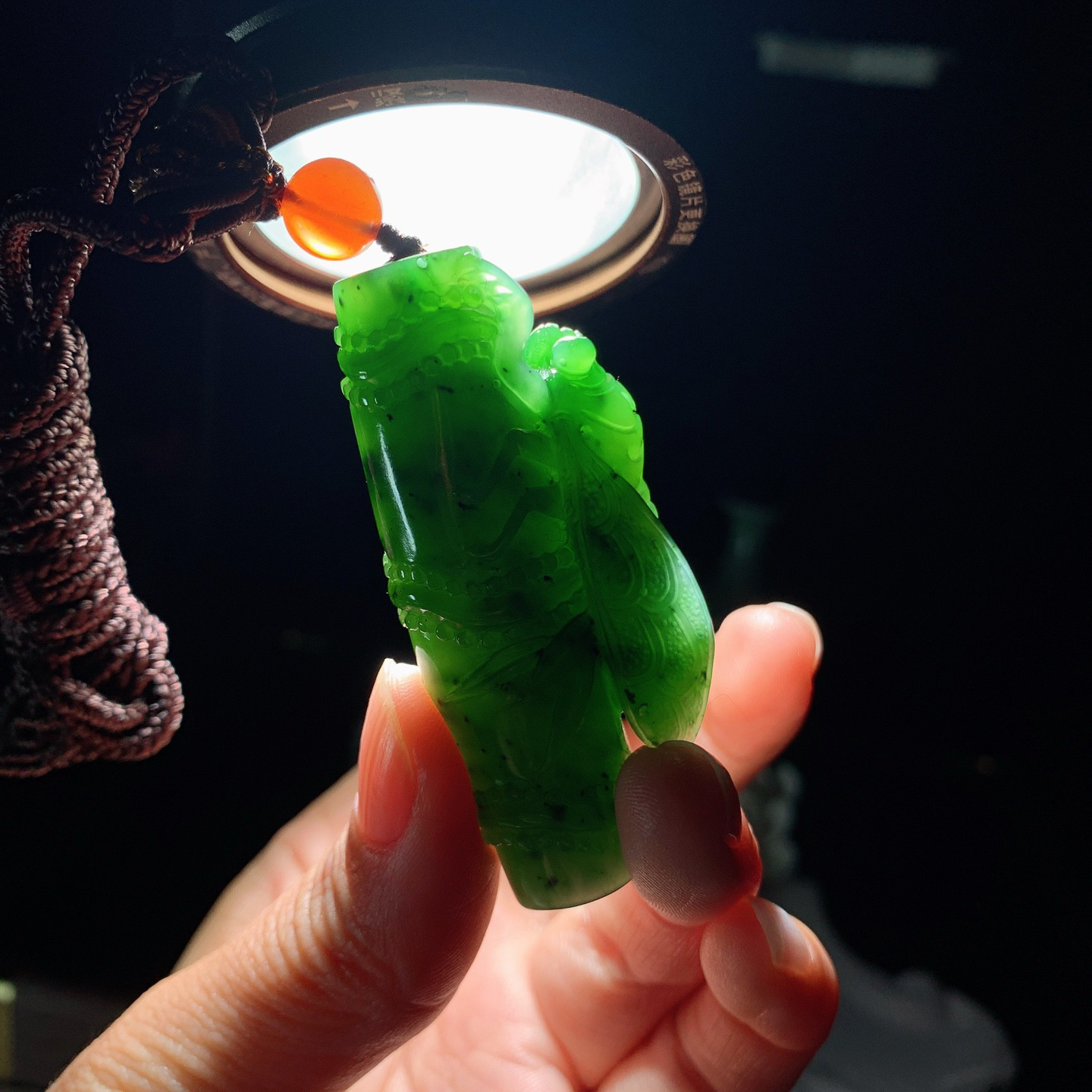 和田玉阳绿俄罗斯碧玉一鸣惊人节节高升挂件。尺寸58/26/15重44克 玉质细腻油润。手推出油。品相大气 lt260321