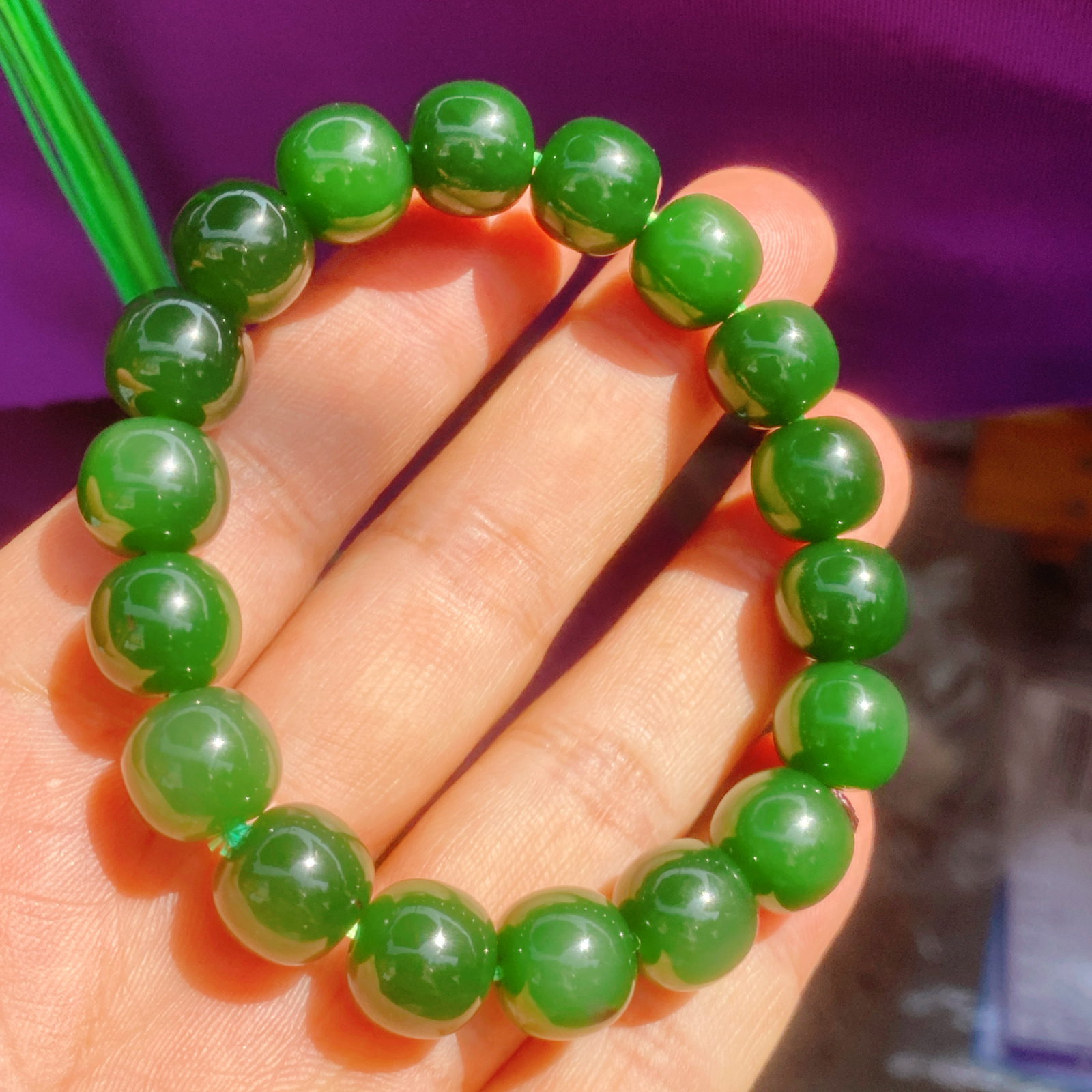 自然光实拍和田玉7号老坑红皮老料菠菜老型珠手串肉质温润细腻 油润如凝脂。无裂无杂10/11尺寸