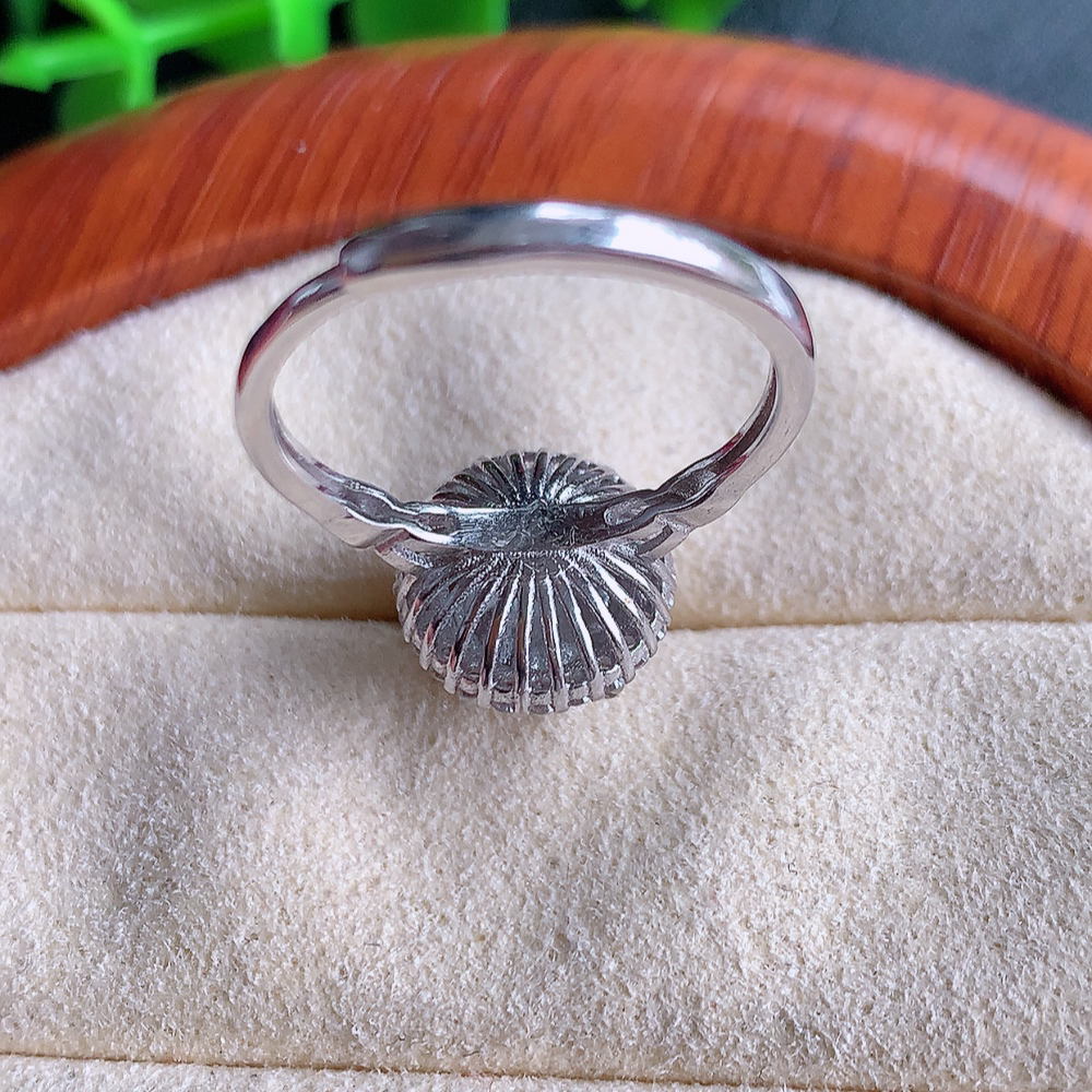 冰润黄翡精美环形翡翠戒指  玉质细腻  冰清玉润  飘花灵动  颜色漂亮  W815.21   内径尺寸：17-11.5-8mm  裸石尺寸：9-7.6mm