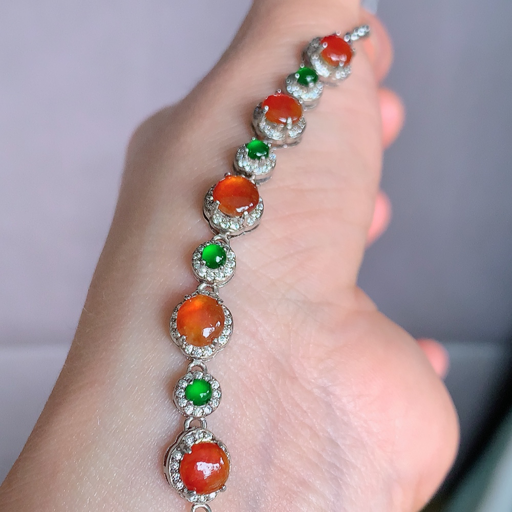 冰红翡翡翠蛋面手链，水水润润，珠圆玉润，颜色鲜艳，妙明清净，清秀高雅，佩戴效果优雅迷人！性价比超值 W502.21  取一尺寸：8.8-7.8-5.2mm    裸石尺寸：5.8mm