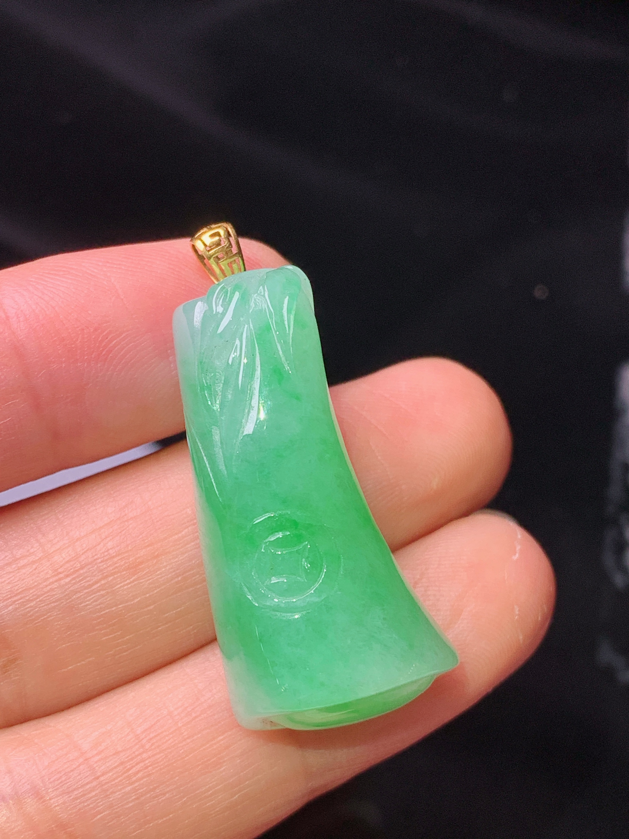 18k金镶嵌翠绿竹节吊坠 玉质细腻 色泽艳丽清新 水润亮眼 整体尺寸31.5*16*10.8m1