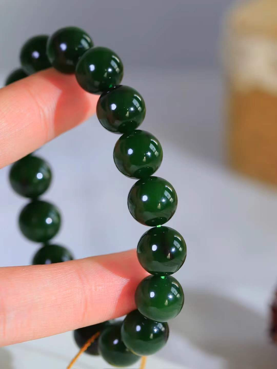 【珠圆玉润.手串】

精品️和田玉碧玉珠圆玉润手串 玉质温润细腻  整串打磨圆润，佩戴舒适。珠珠落玉盘，间关莺语花底滑，一生美好时光，无论身在何处，都有它相伴相守。事事顺遂，幸福美满，吉祥如意。重46.2克 尺寸取一12mm FDT-16352213