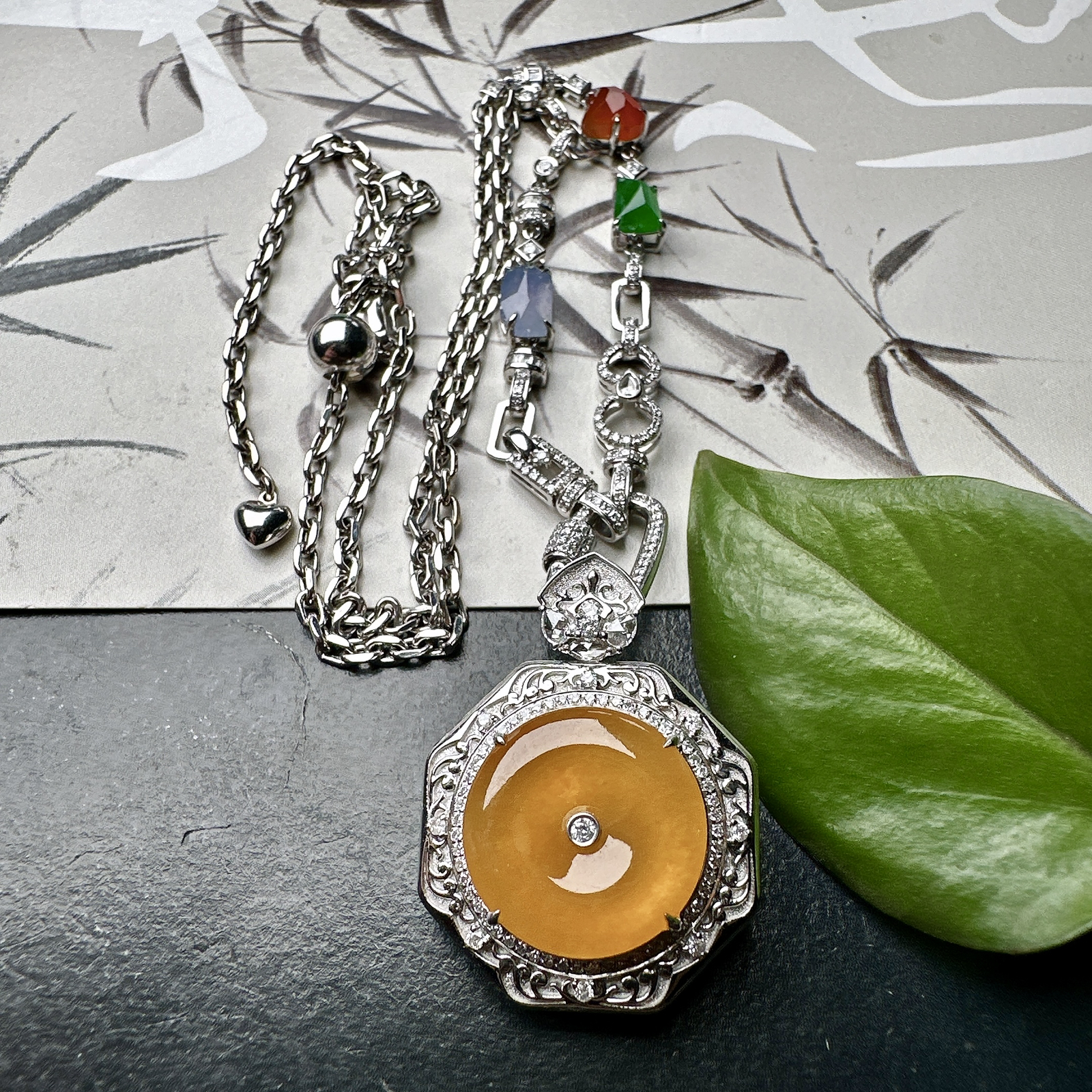 【冰种黄翡平安扣吊坠】质地非常细腻，冰润十足，种老冰透，18k金钻镶嵌，裸石尺寸15*3毫米，收藏品质