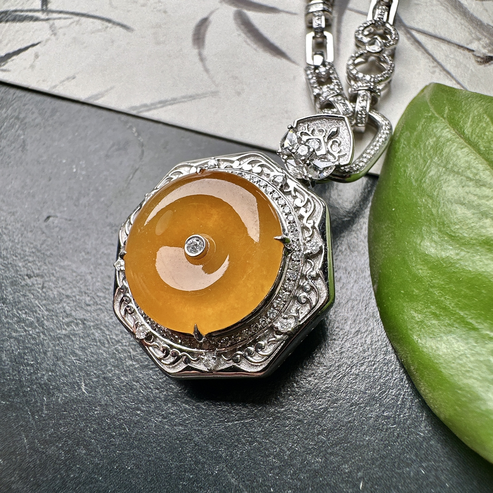 【冰种黄翡平安扣吊坠】质地非常细腻，冰润十足，种老冰透，18k金钻镶嵌，裸石尺寸15*3毫米，收藏品质