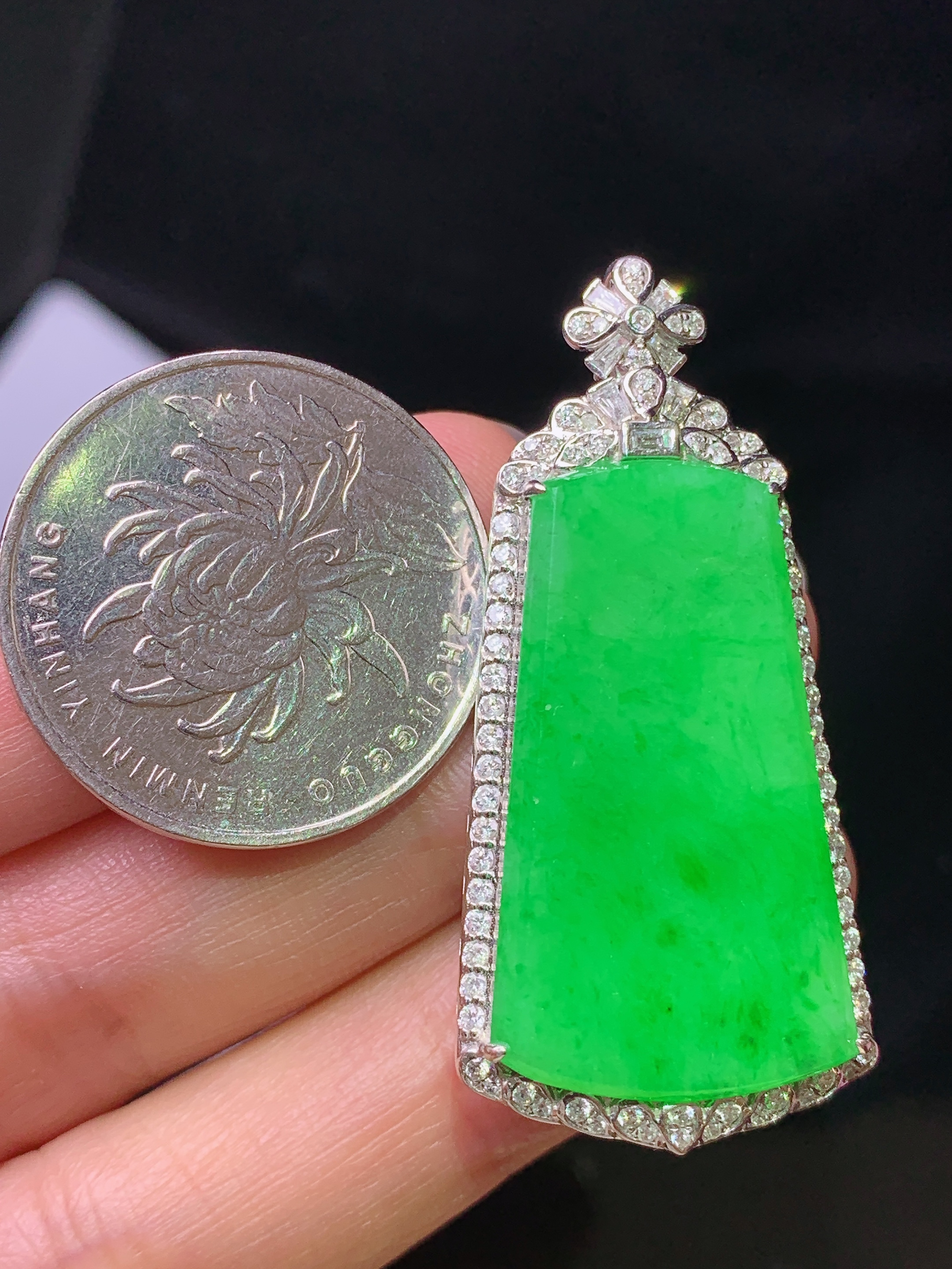 18k金钻镶嵌翠绿无事牌吊坠 玉质细腻 色泽艳丽清新 水润亮眼 整体尺寸44*20.3*8.8s1