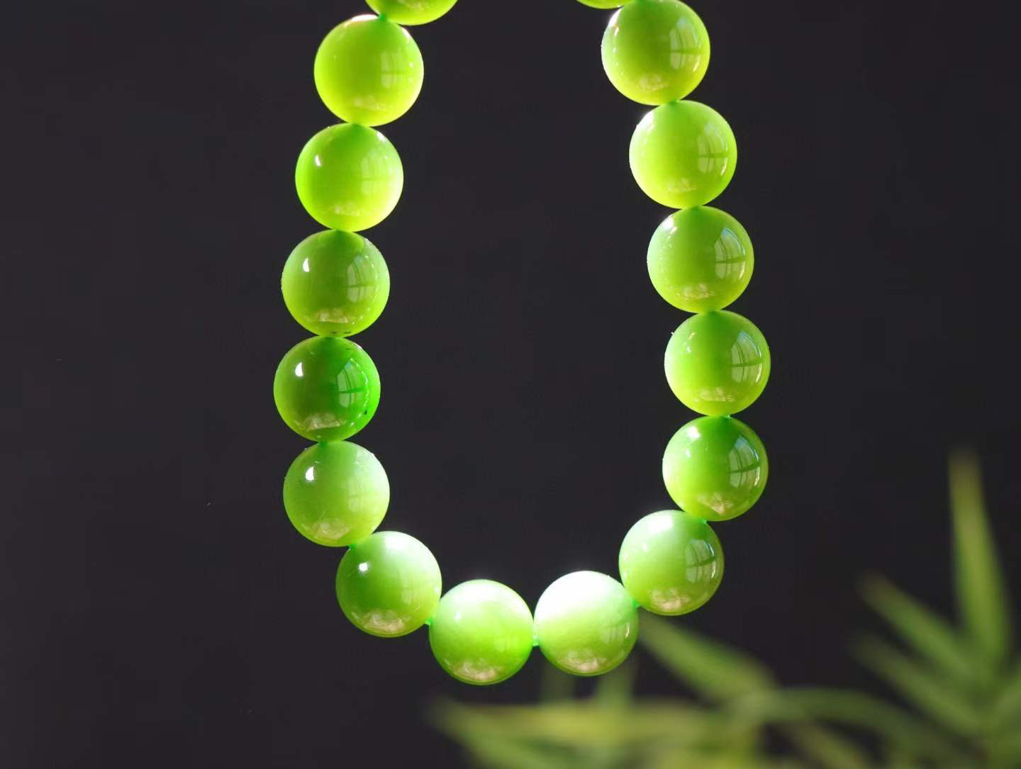 【珠圆玉润】

 信誉第一 品质保证️精品和田玉碧玉圆珠手串，精选上等和田玉碧玉老料，玉质细腻温润 油性十足，每一颗珠子都散发着温润光泽，宛如岁月沉淀的优雅。佩戴它，感受时光的静谧与从容，彰显不凡品味。

重44.8克  尺寸取一11.7mm  O18822208113