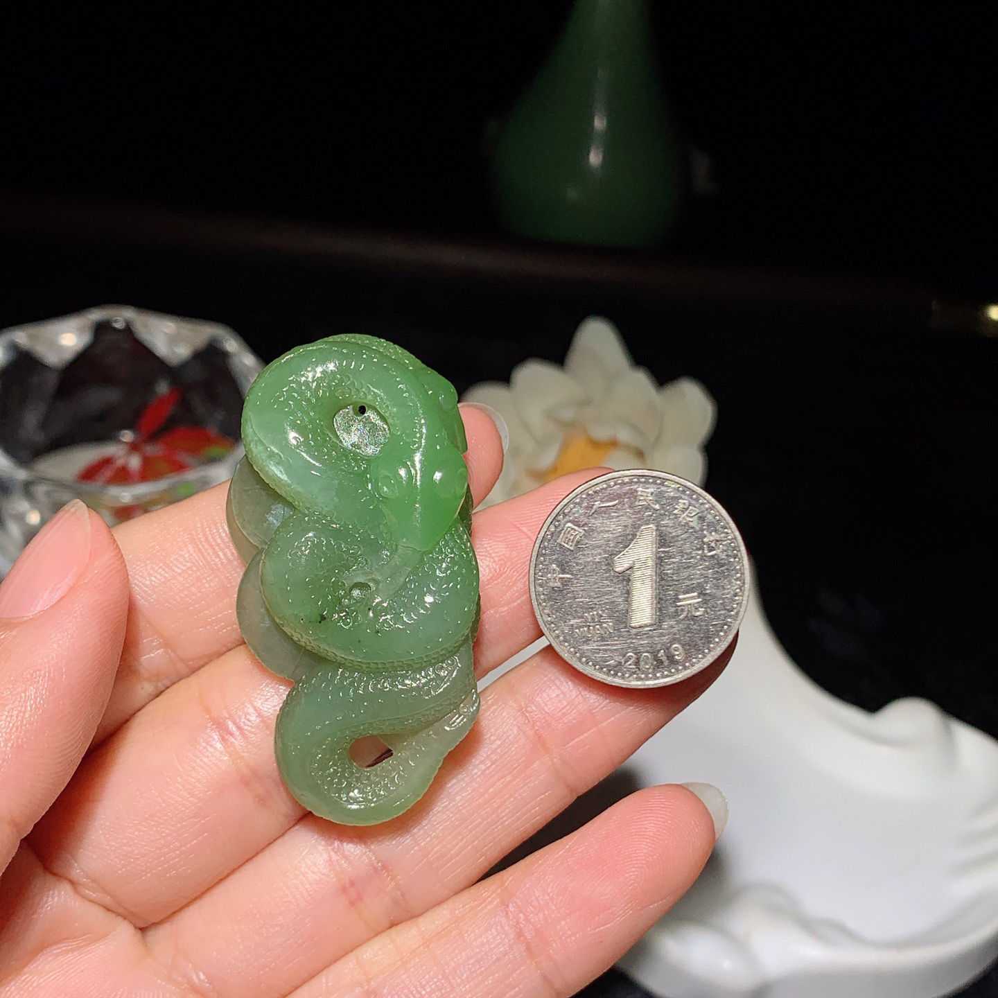 和田玉青海翠翠青富贵缠身蛇挂件。尺寸48/25/13重21.5克 玉质细腻油润。手推出油。品相大气 lt260321
