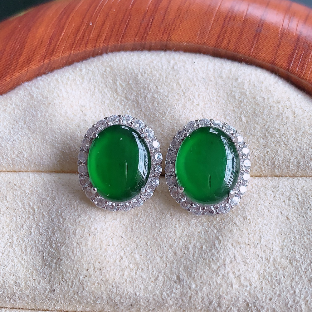冰满绿翡翠925银镶嵌耳钉，自然光实拍，翠色灵动，颜色漂亮，种老水足，品相佳，佩戴佳品！W815.21  取一整体尺寸：12.6-11-5mm  裸石尺寸：10-8mm