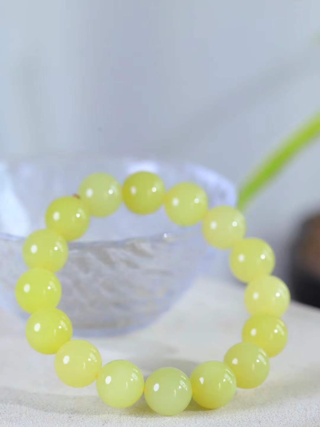 【珠圆玉润.手串】

精品️和田玉黄口珠圆玉润手串 玉质温润细腻  整串打磨圆润，佩戴舒适。珠珠落玉盘，间关莺语花底滑，一生美好时光，无论身在何处，都有它相伴相守。事事顺遂，幸福美满，吉祥如意。重43.2克 尺寸取一12mm  FDA-22362233