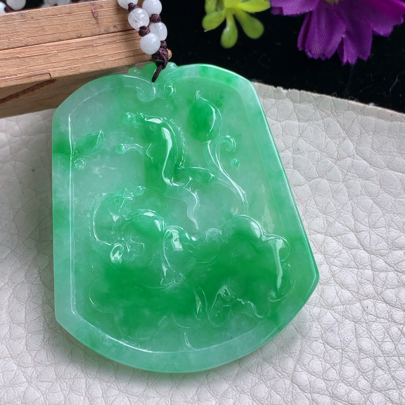 zz3实拍55.5*45*4缅甸翡翠阳绿双面精雕年年有余吊坠 荷叶鱼玉坠，翡翠珠挂链