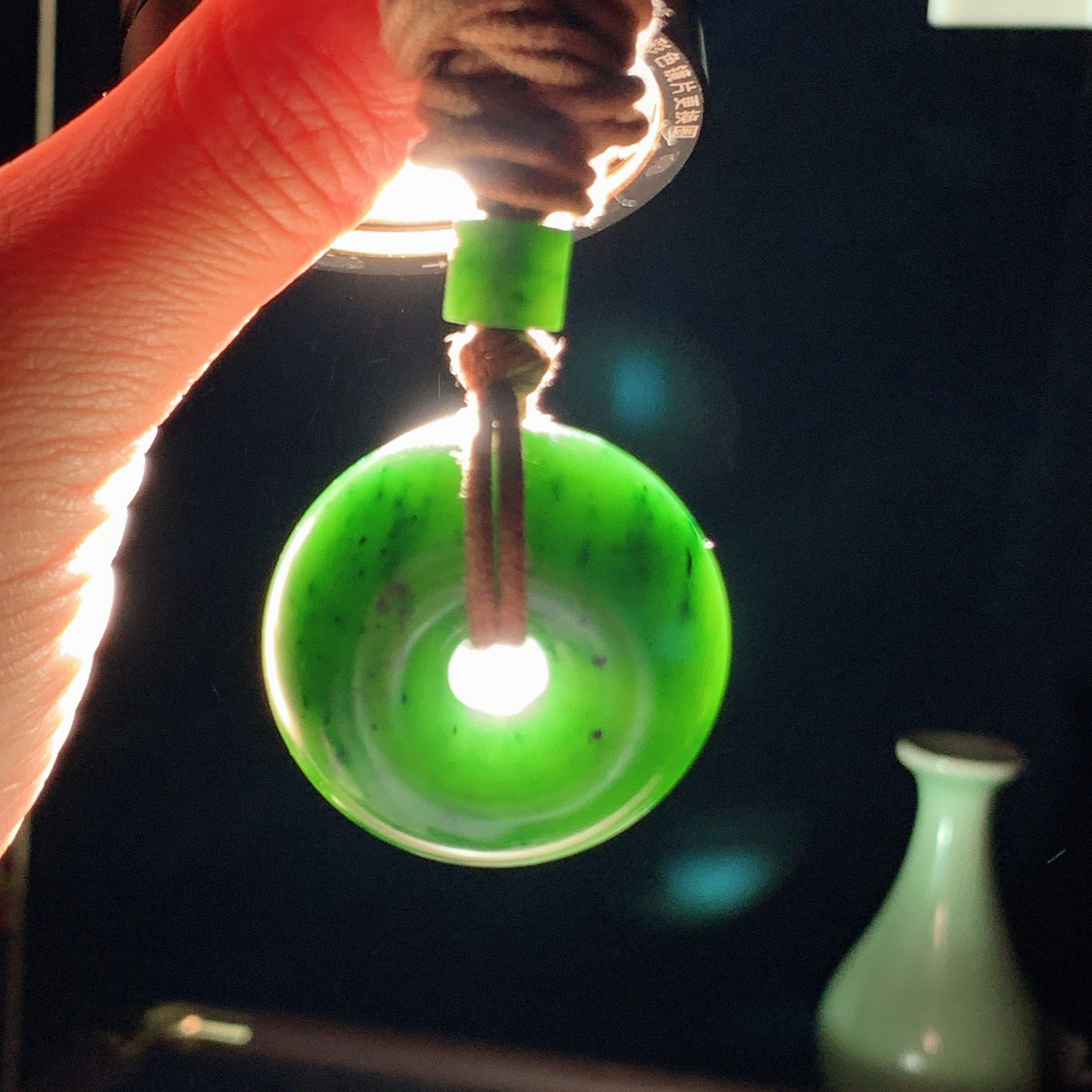 和田玉菠菜绿俄罗斯碧玉平安扣挂件。尺寸34/15重38.8克 玉质细腻油润。手推出油。品相大气 lt260321