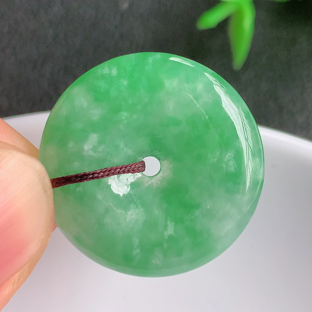 冰润满绿平安扣吊坠，厚装饱满，冰润剔透，细腻水足，种质润泽，飘花灵动，佩戴优雅大气，W42.21  