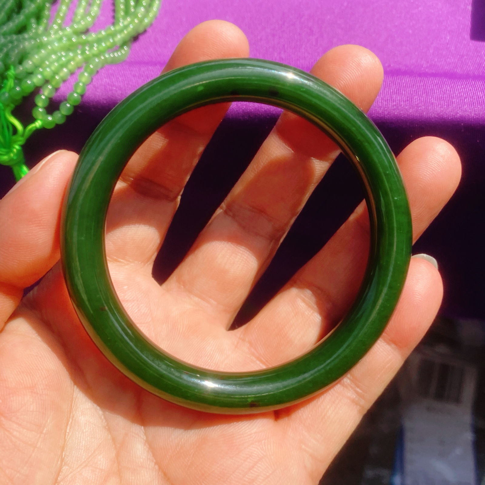 自然光实拍和田玉7号老坑红皮老料碧玉59圆条手镯肉质温润细腻 油润如凝脂。无裂无杂 圈口59/9.8