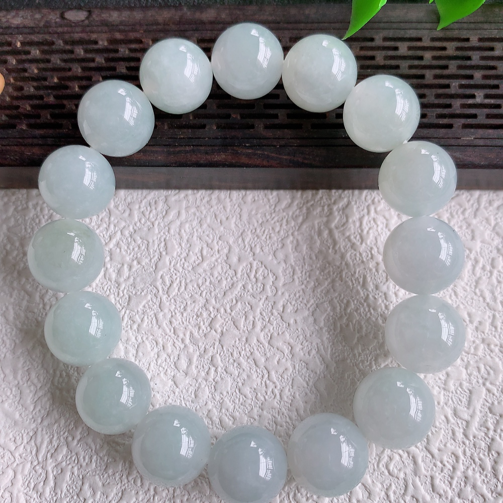 冰润翡翠圆珠手串，水水润润，珠圆玉润，颜色鲜艳，妙明清净，清秀高雅，佩戴效果优雅迷人！性价比超值 W