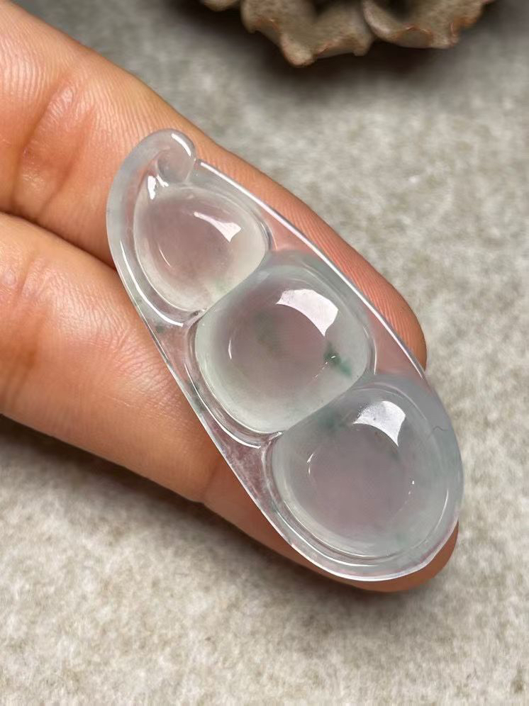 冰种飘花【福豆】吊坠、种水好，玉质细腻 ，卖相好.