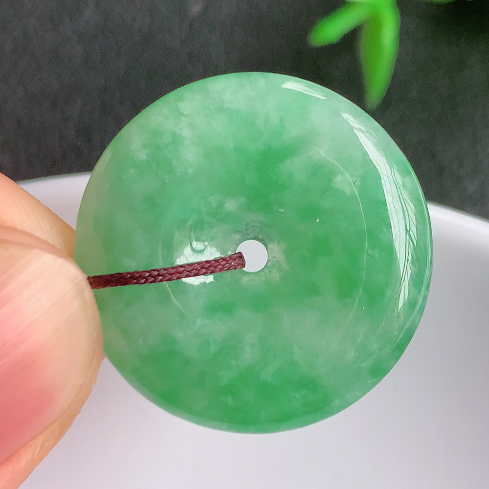 冰润满绿平安扣吊坠，厚装饱满，冰润剔透，细腻水足，种质润泽，飘花灵动，佩戴优雅大气，W42.21   尺寸：22.8-4.5mm