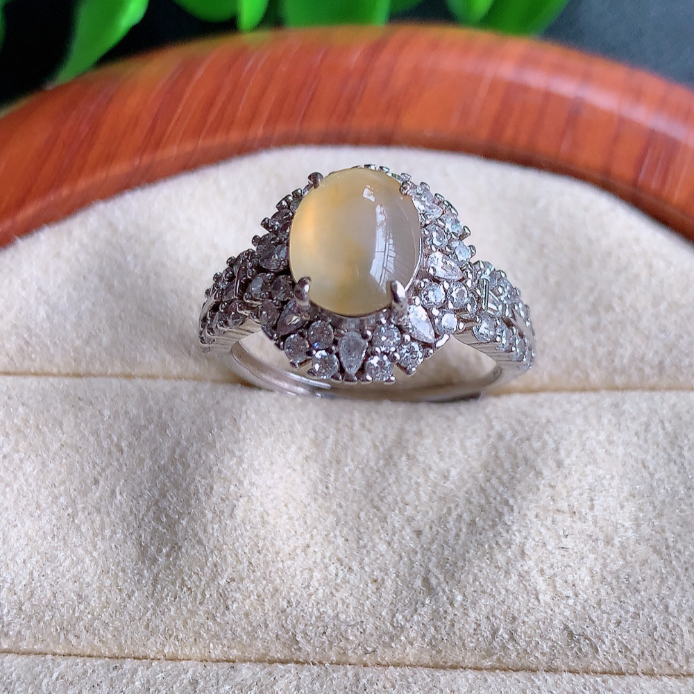 冰黄翡精美环形翡翠戒指  玉质细腻  冰清玉润  飘花灵动  颜色漂亮  W502.21   内径尺寸：17-13.5-7.5mm  裸石尺寸：9-7mm