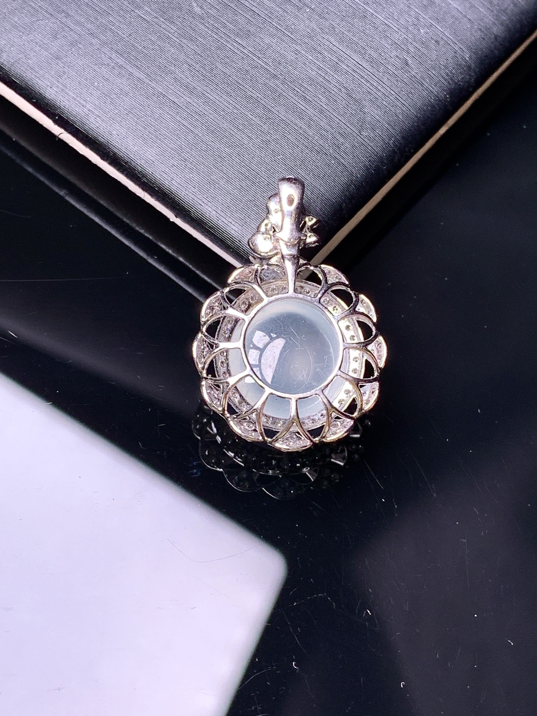 18k金钻镶嵌冰种蛋面吊坠 玉质细腻 色泽艳丽清新 水润亮眼 整体尺寸22.2*15.5*8.5yz