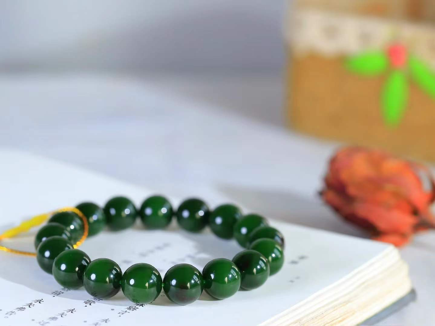 【珠圆玉润.手串】

精品️和田玉碧玉珠圆玉润手串 玉质温润细腻  整串打磨圆润，佩戴舒适。珠珠落玉盘，间关莺语花底滑，一生美好时光，无论身在何处，都有它相伴相守。事事顺遂，幸福美满，吉祥如意。重46.2克 尺寸取一12mm FDT-16352213