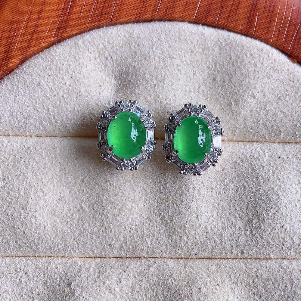 冰满绿翡翠925银镶嵌耳钉，自然光实拍，翠色灵动，颜色漂亮，种老水足，品相佳，佩戴佳品！W502.21  取一整体尺寸：10.5-8.6-6.2mm  裸石尺寸：6.8-5mm