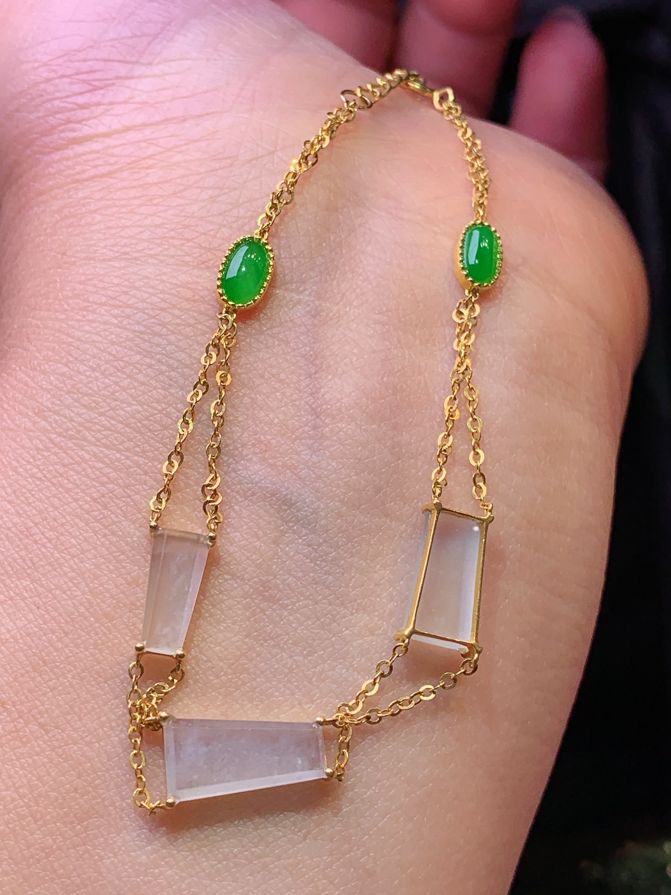 18k金镶嵌冰种无事牌手链 玉质细腻 色泽艳丽清新 水润亮眼 整体尺寸11.7*6*2yz