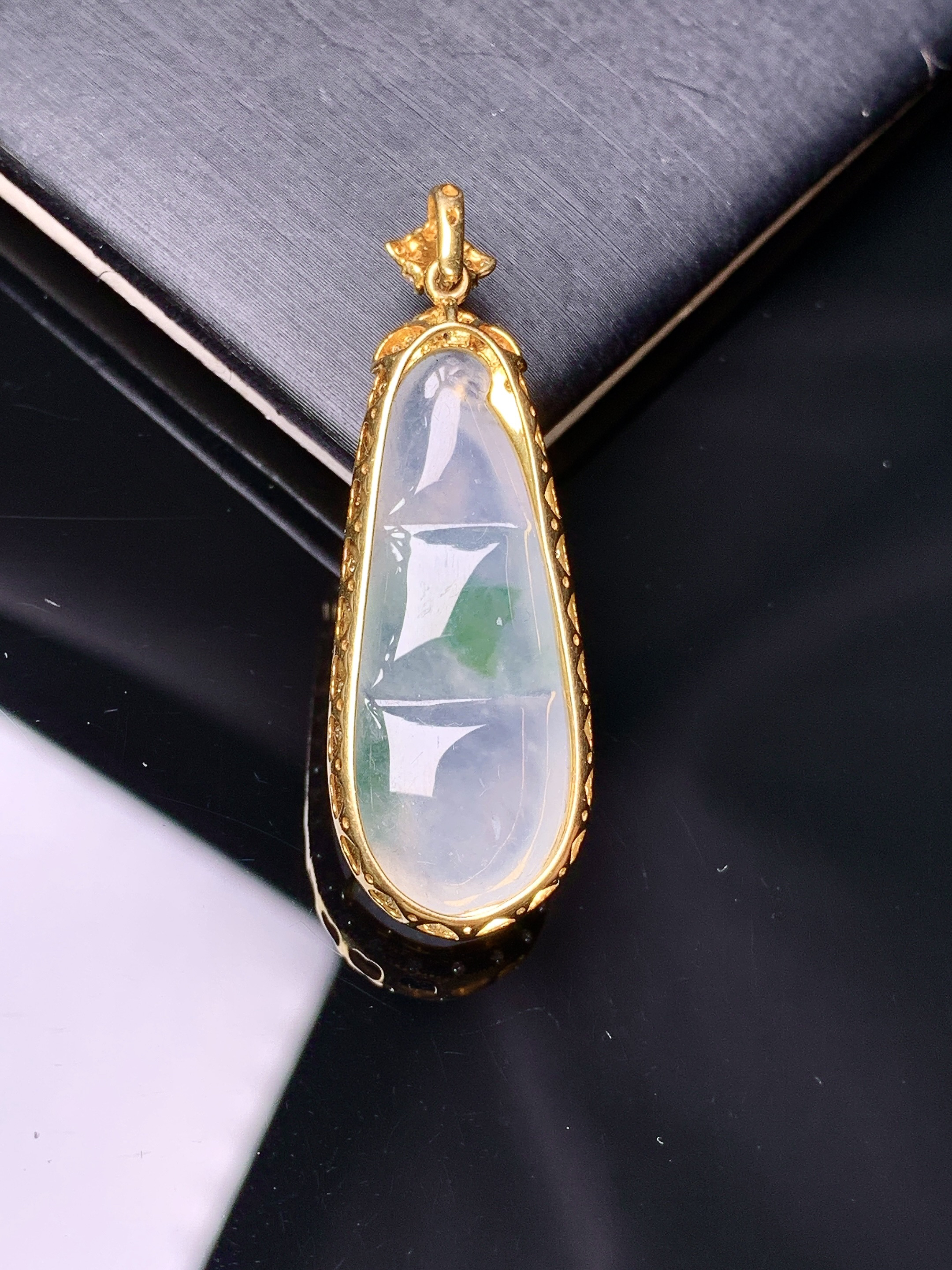 18k金钻镶嵌冰种四季豆吊坠 玉质细腻 色泽艳丽清新 水润亮眼 整体尺寸39.5*13.5*7.6yz