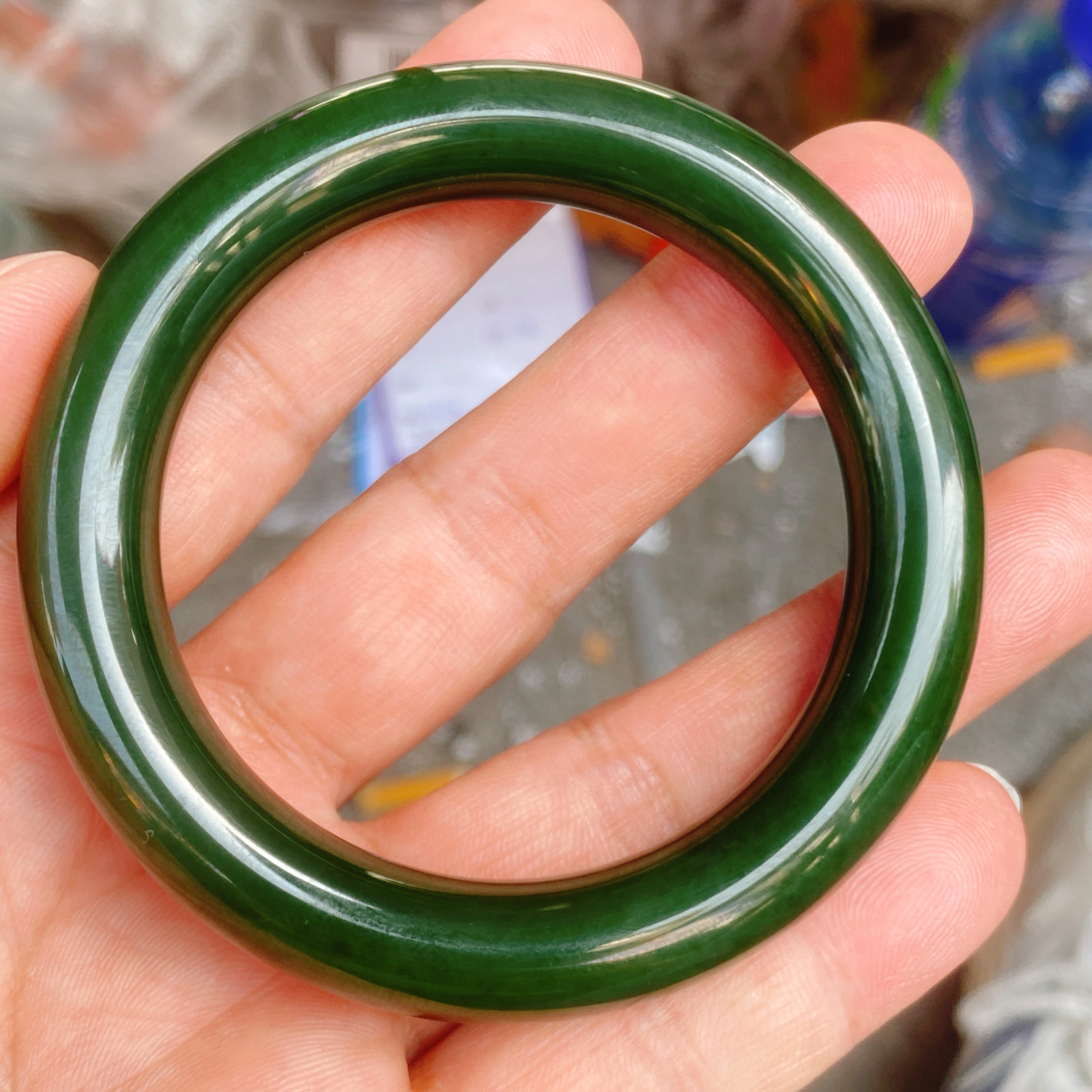 自然光实拍和田玉7号老坑红皮老料菠菜绿52圆条手镯肉质温润细腻 油润如凝脂。无裂无杂圈口52/11.2