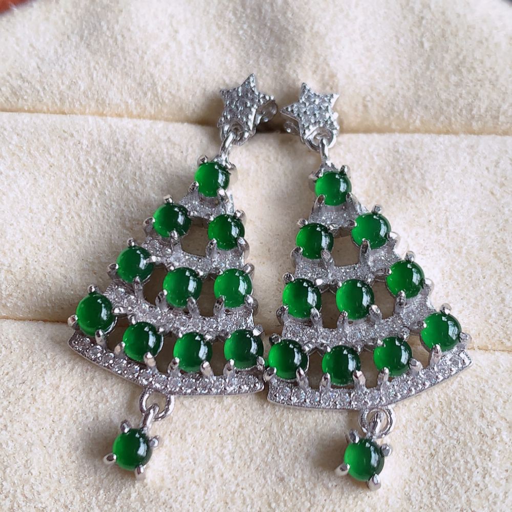 冰满绿翡翠925银镶嵌耳坠，自然光实拍，翠色灵动，颜色漂亮，种老水足，品相佳，佩戴佳品！W815.21  取一整体尺寸：32.8-16-4mm  裸石尺寸：3mm